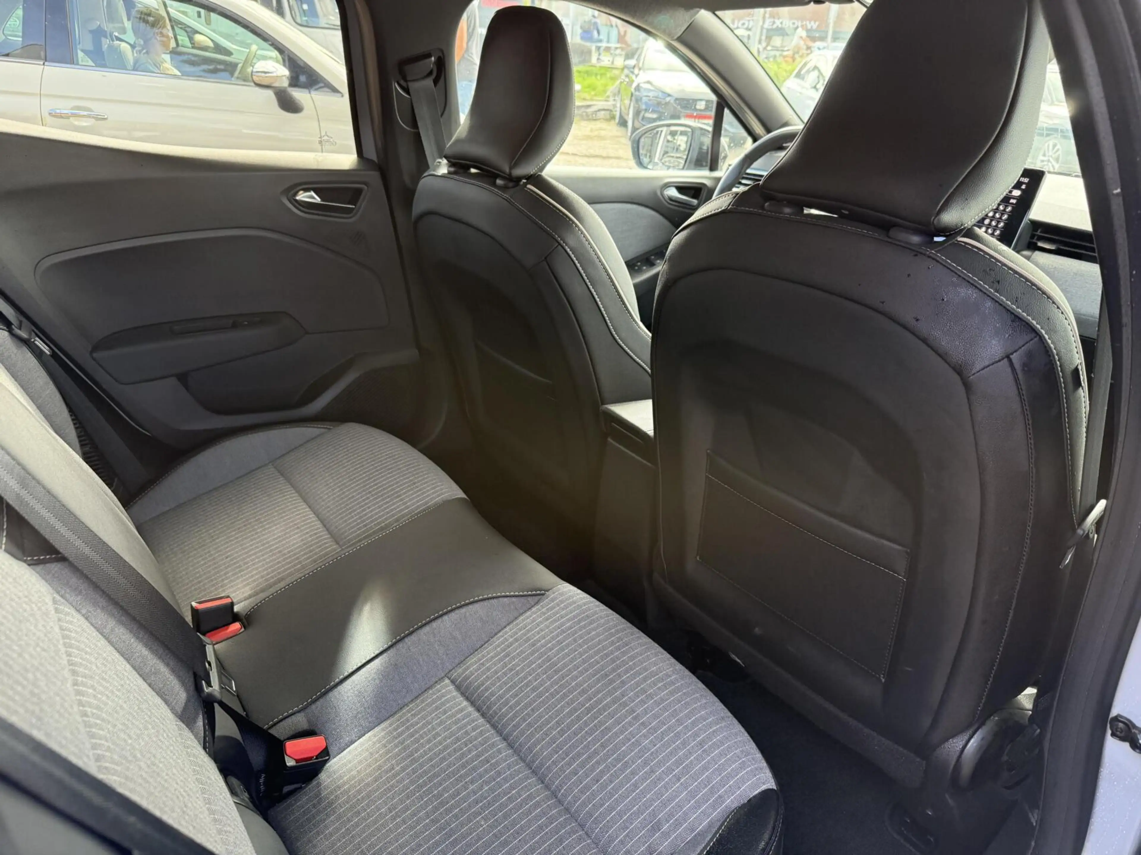 Renault Clio 1.6 E-Tech Full Hybrid 145 techno groot scherm — photo 7