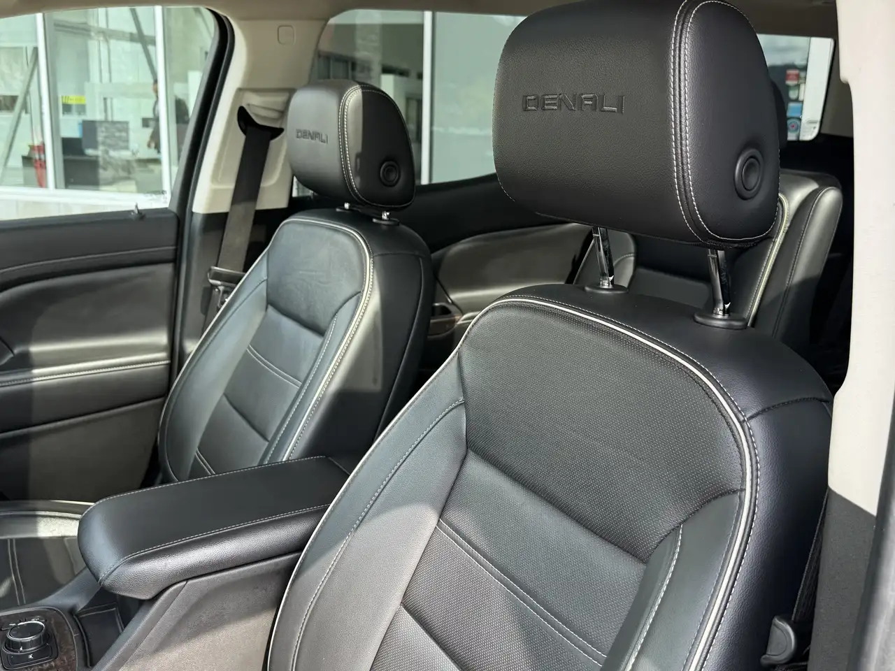GMC Acadia снимка GMC Acadia