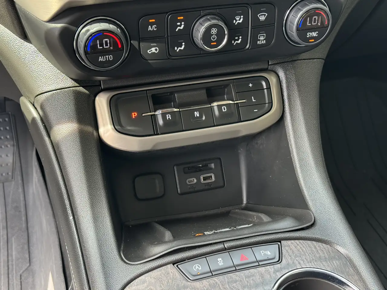 GMC Acadia снимка GMC Acadia