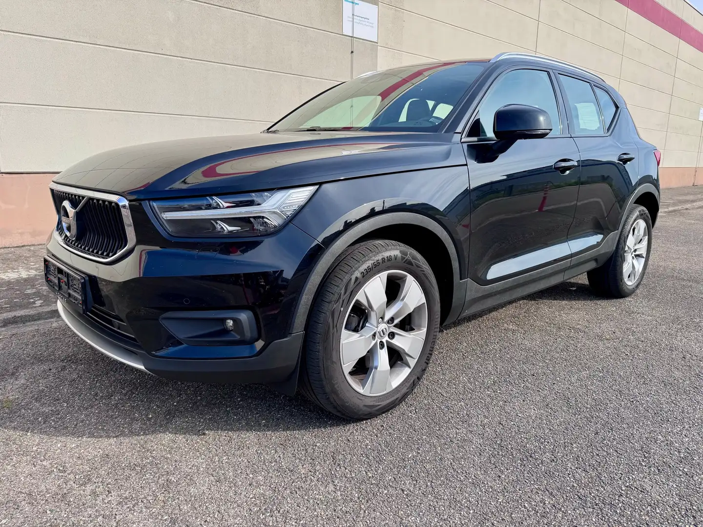 Volvo XC40 T4 Momentum Pro AWD Schwarz - 1