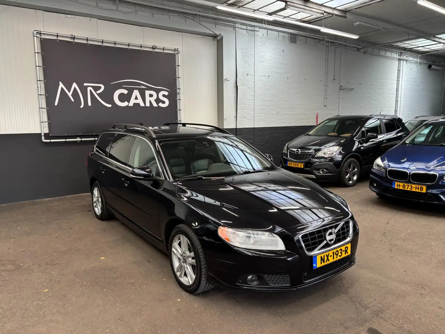Volvo V70 2.4 D5 Summum Airco/Navi Zwart - 2
