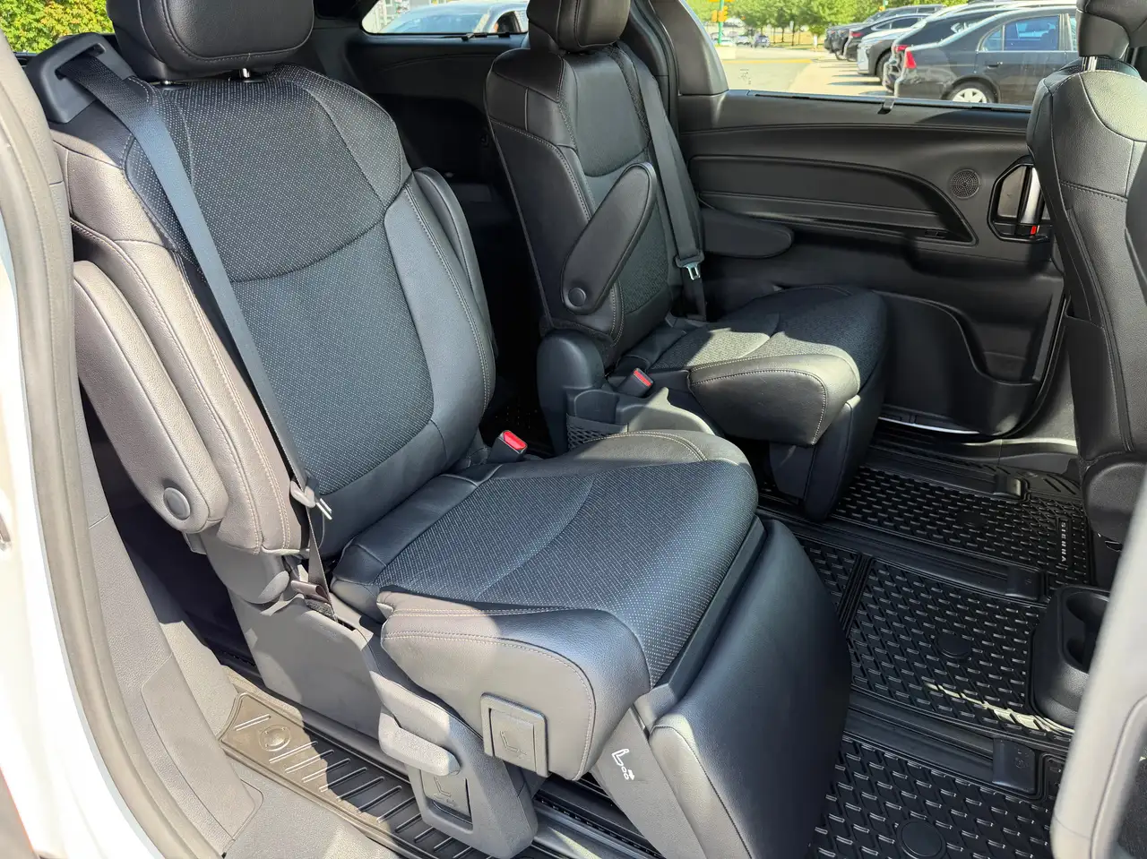 Toyota Sienna photo Toyota Sienna