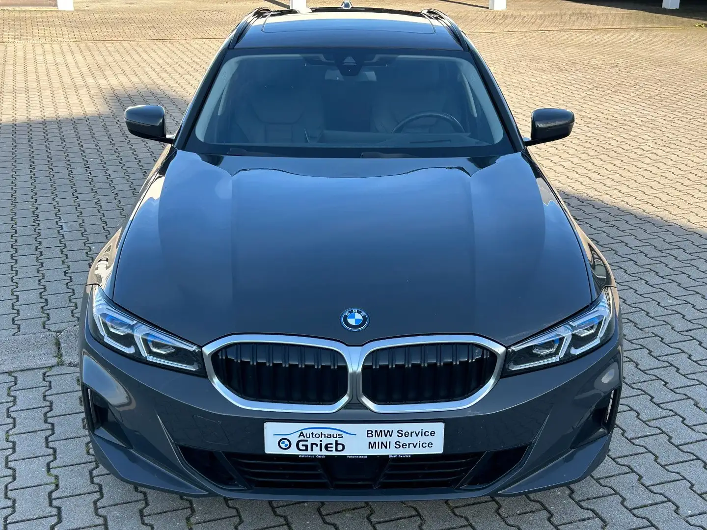 BMW 330 e xDrive,AHK,Leder,el. Sitz,Head Up,Glasdach Šedá - 2