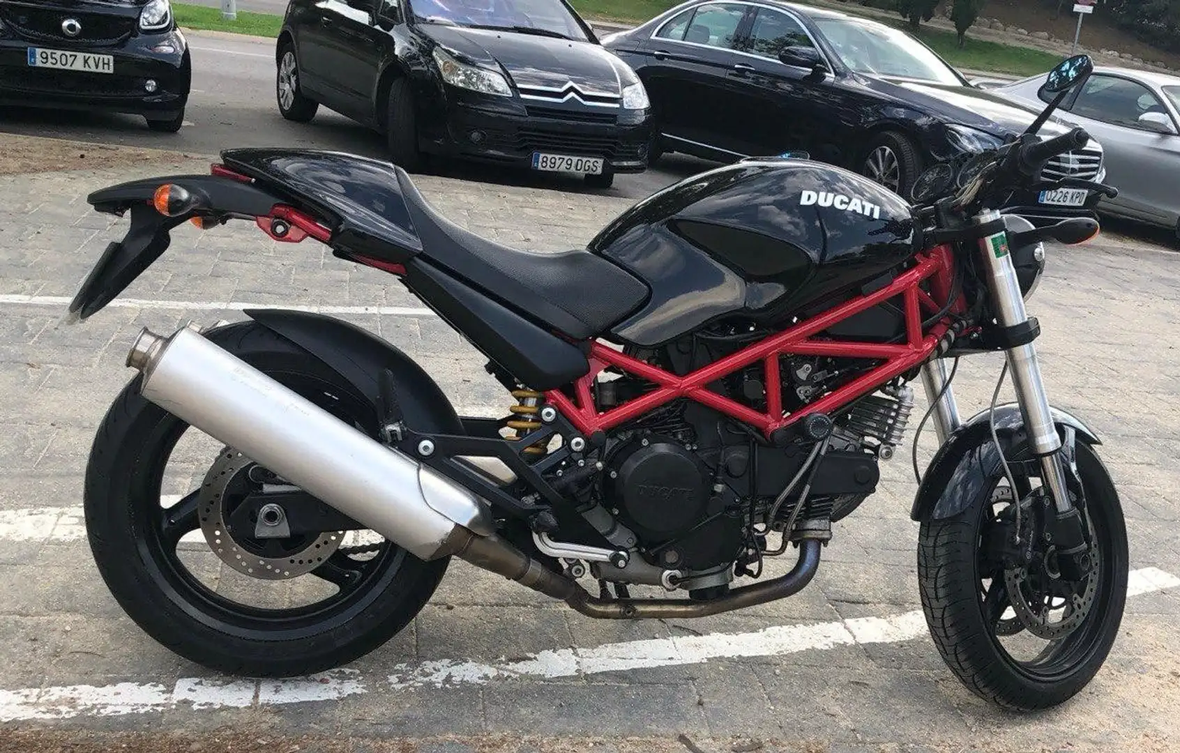 Ducati Monster 695 chasis rojo. Radiador de aceite alto rendimiento. Negro - 1