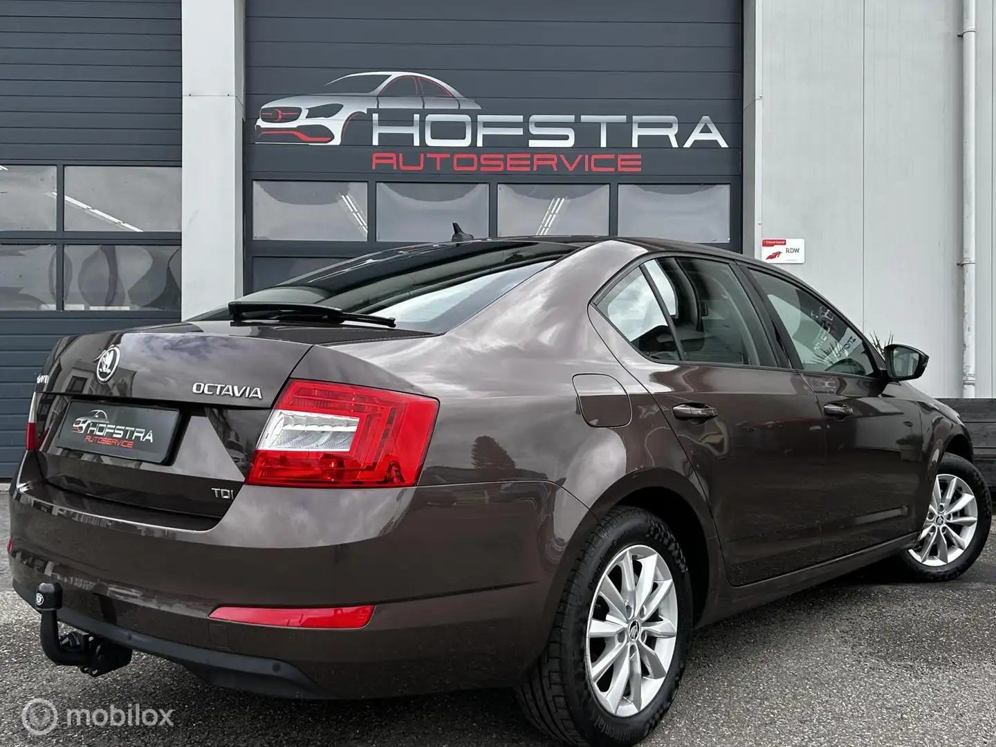 Skoda Octavia 1.6 TDI Trekhk Navi Clima Lage-Km Orig Nederlands! Brun - 2