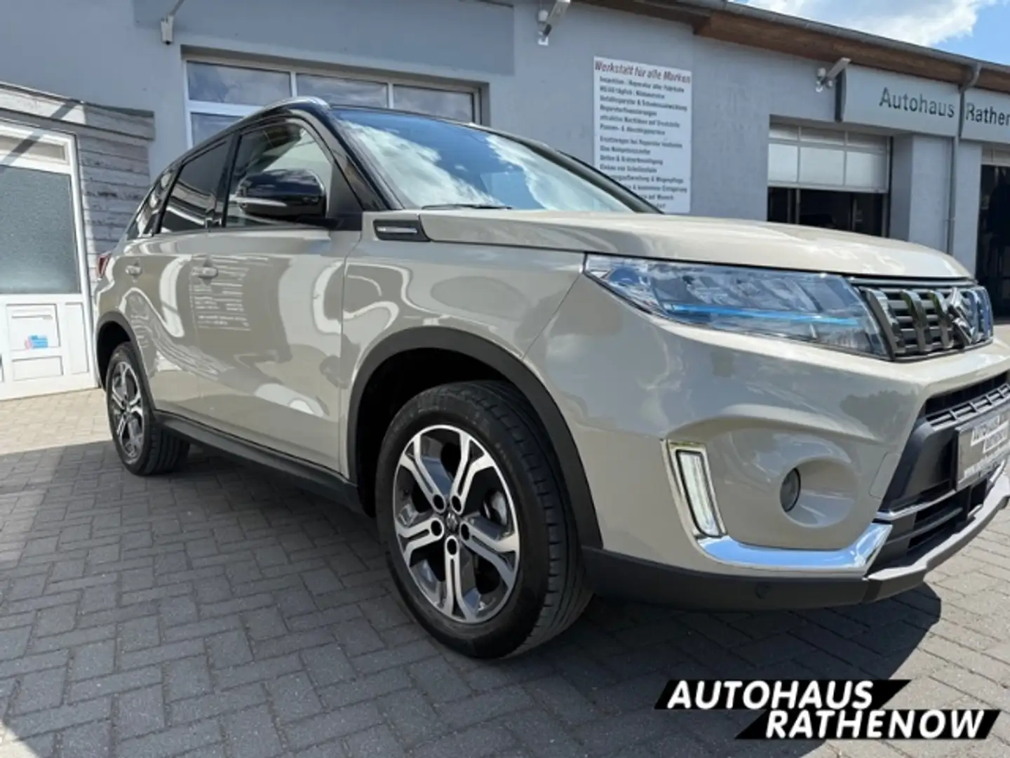 Suzuki Vitara 1.4 Comfort+ 4x4* Navi*LED*Tempomat*Sitzh.*Panoram Beige - 2