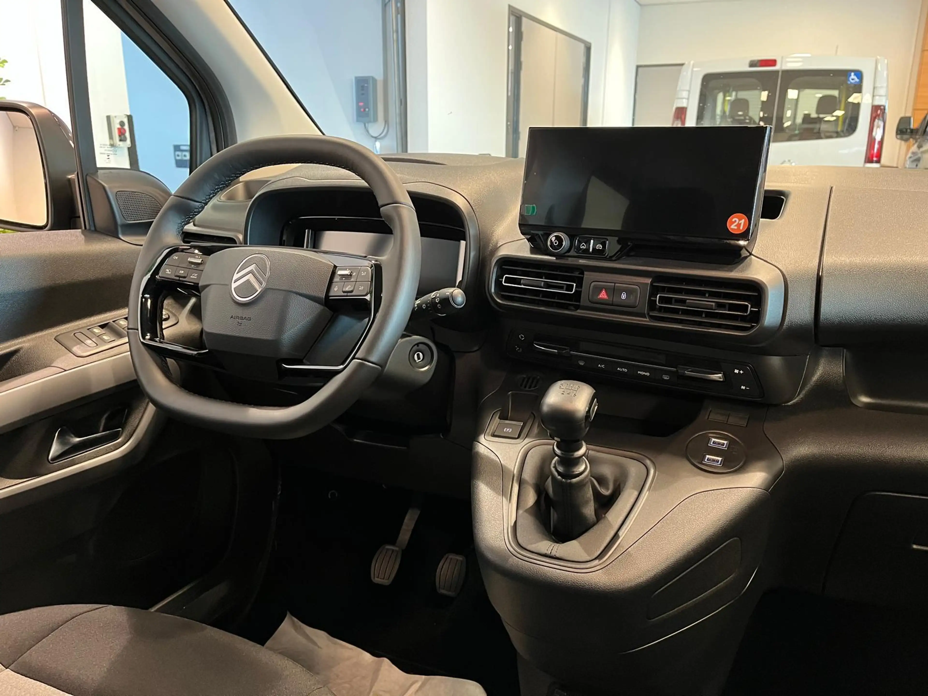 Citroen Berlingo L1 Rolstoelauto 3+1 — photo 13