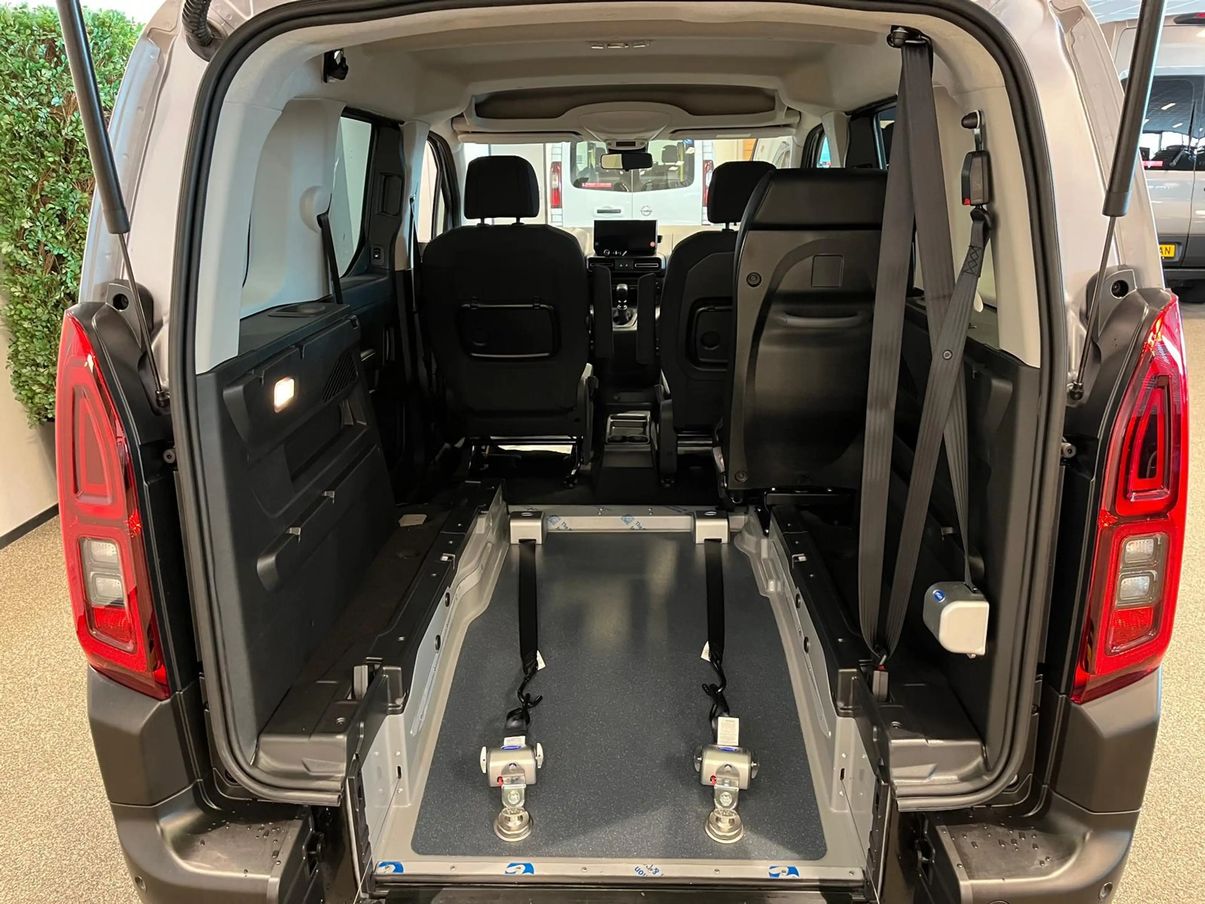 Citroen Berlingo L1 Rolstoelauto 3+1 — photo 3