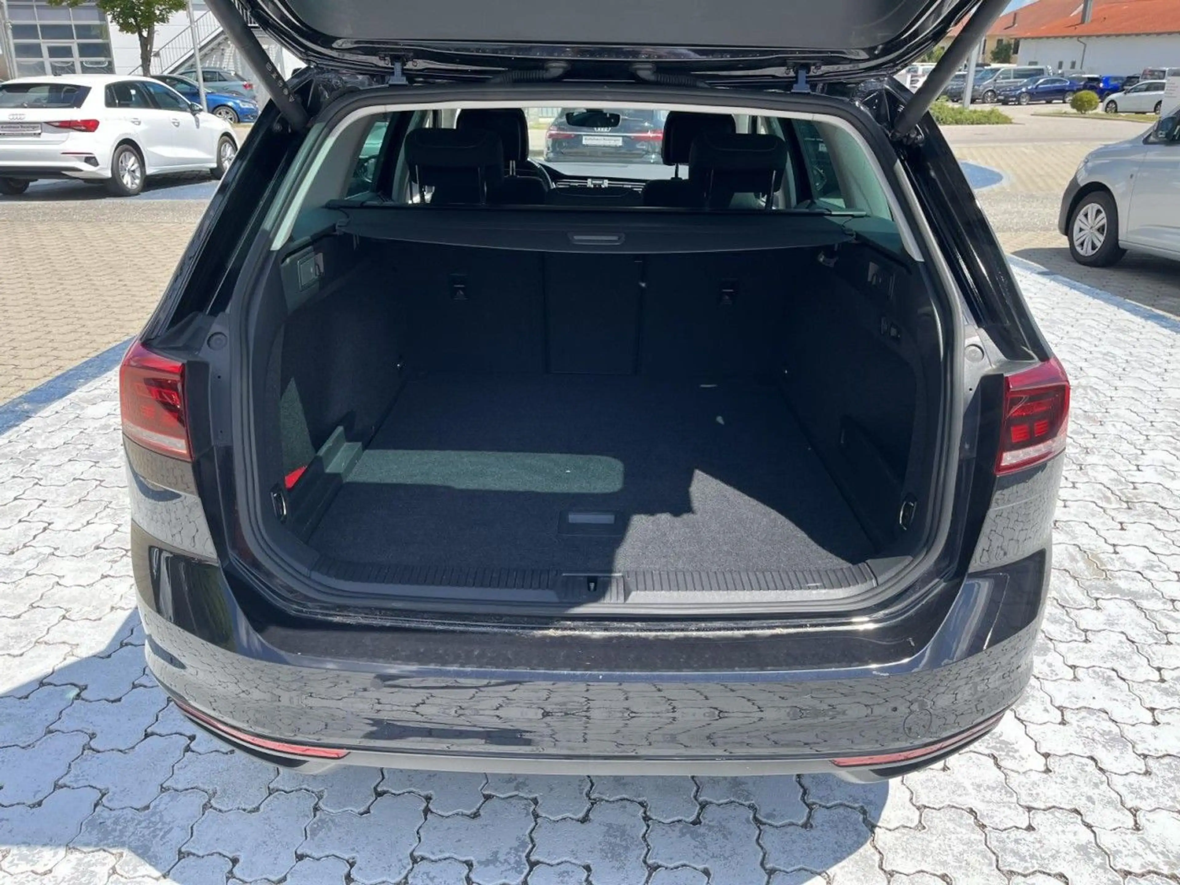 Volkswagen Passat Variant 2.0 TDI Business DSG (LED+APP+NAV — photo 6