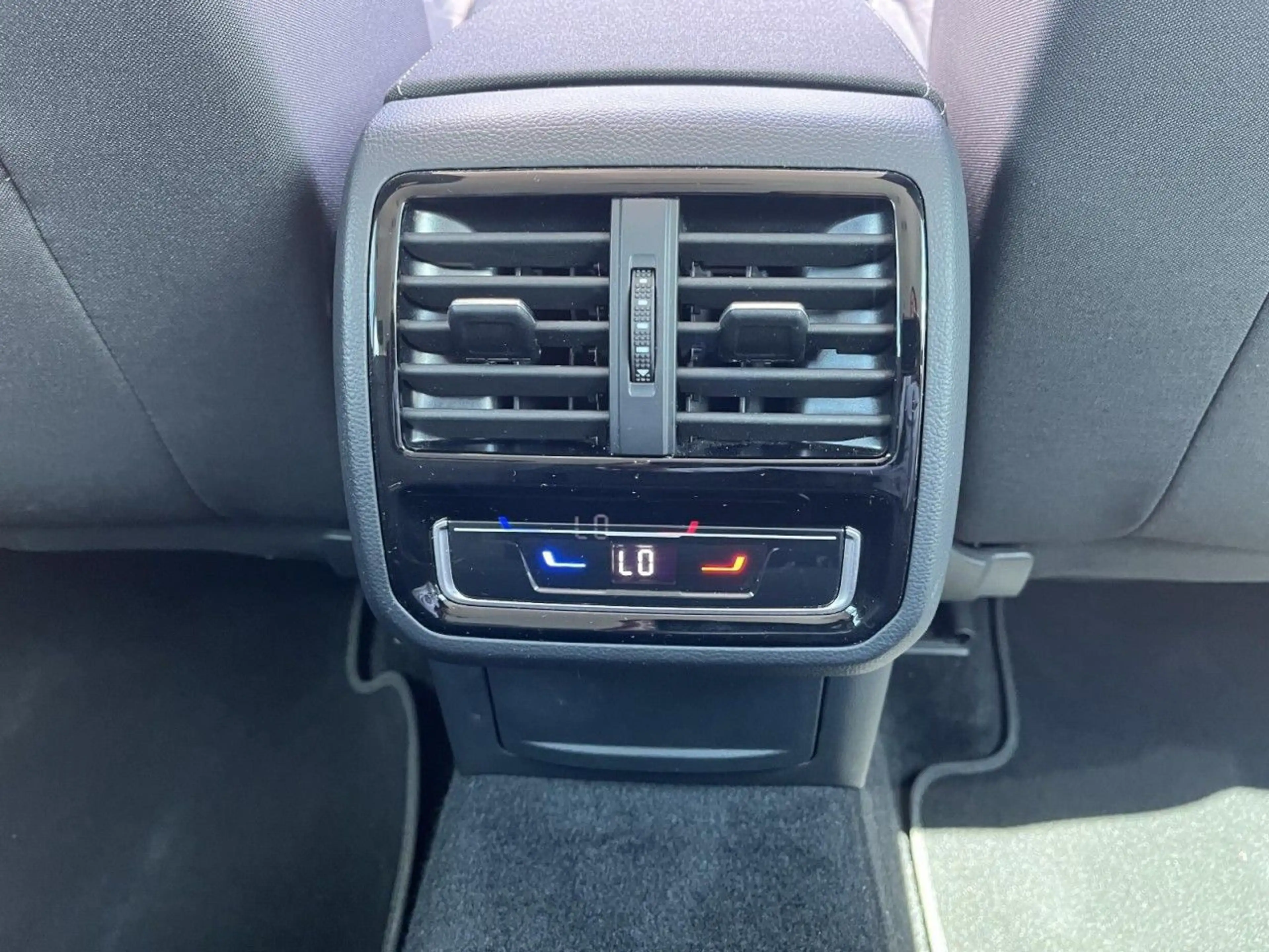 Volkswagen Passat Variant 2.0 TDI Business DSG (LED+APP+NAV — photo 11
