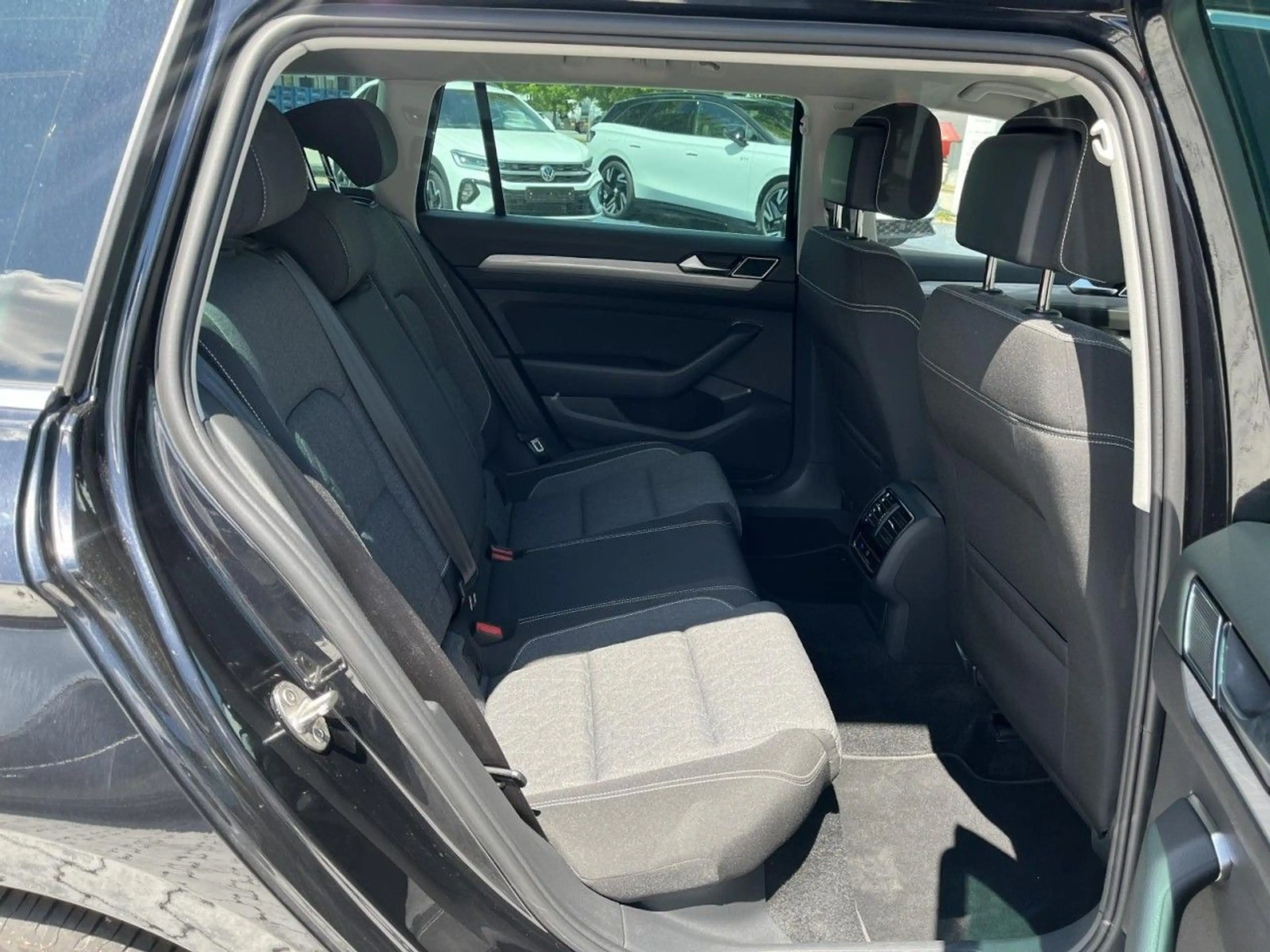 Volkswagen Passat Variant 2.0 TDI Business DSG (LED+APP+NAV — photo 10