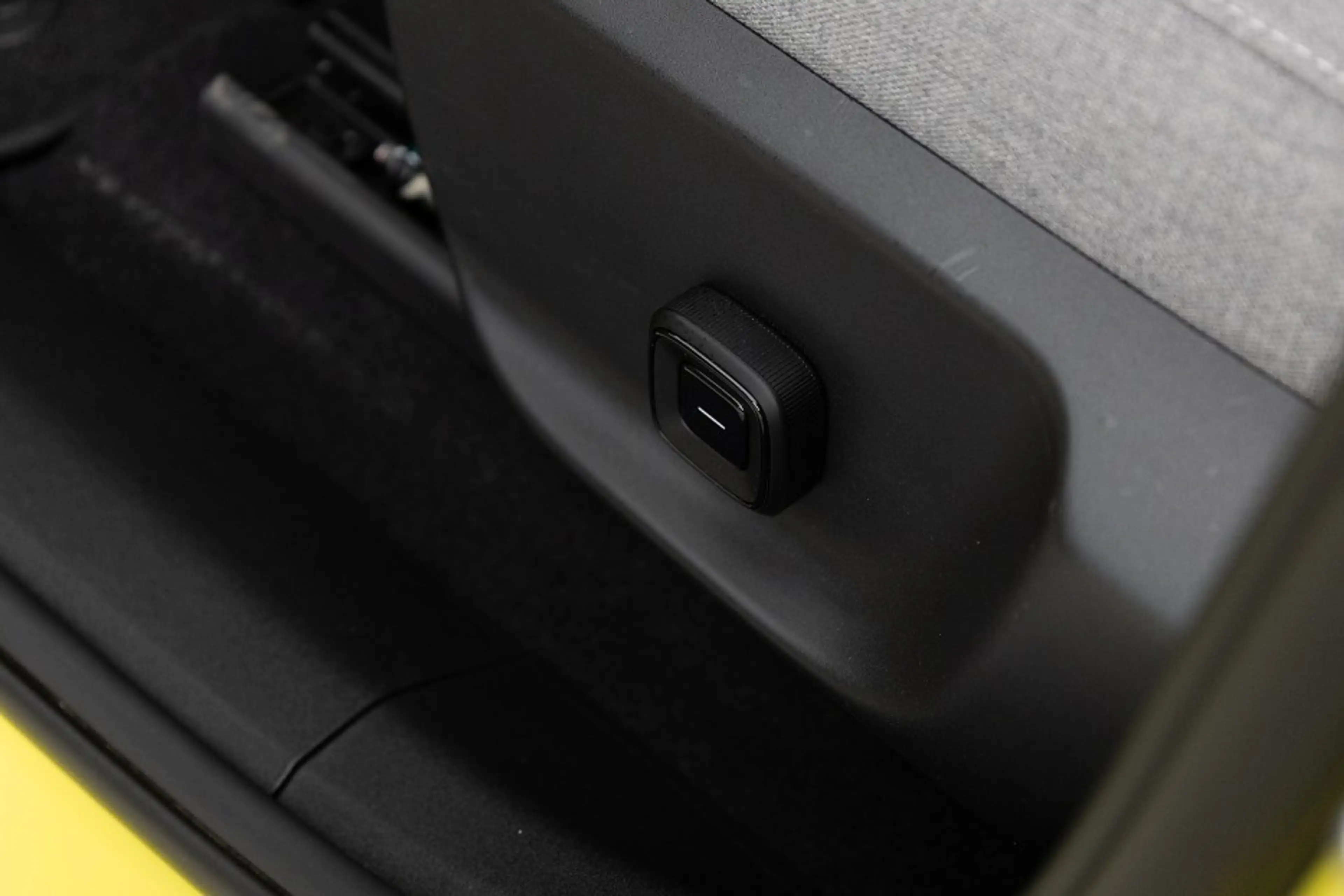 Volvo EX30 Single Motor Extended Range 69 kWh Ultra | PANORAM — photo 18