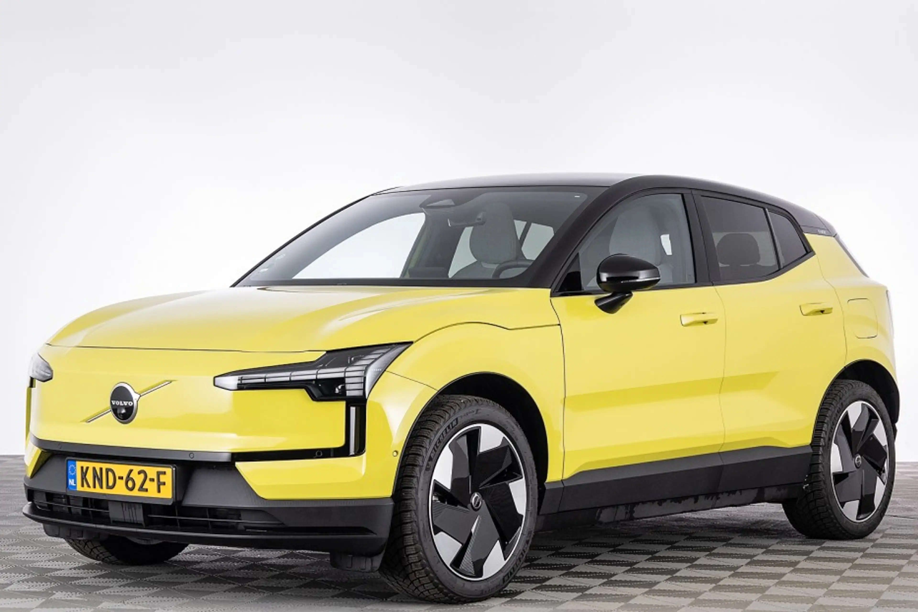 Volvo EX30 Single Motor Extended Range 69 kWh Ultra | PANORAM — photo 38