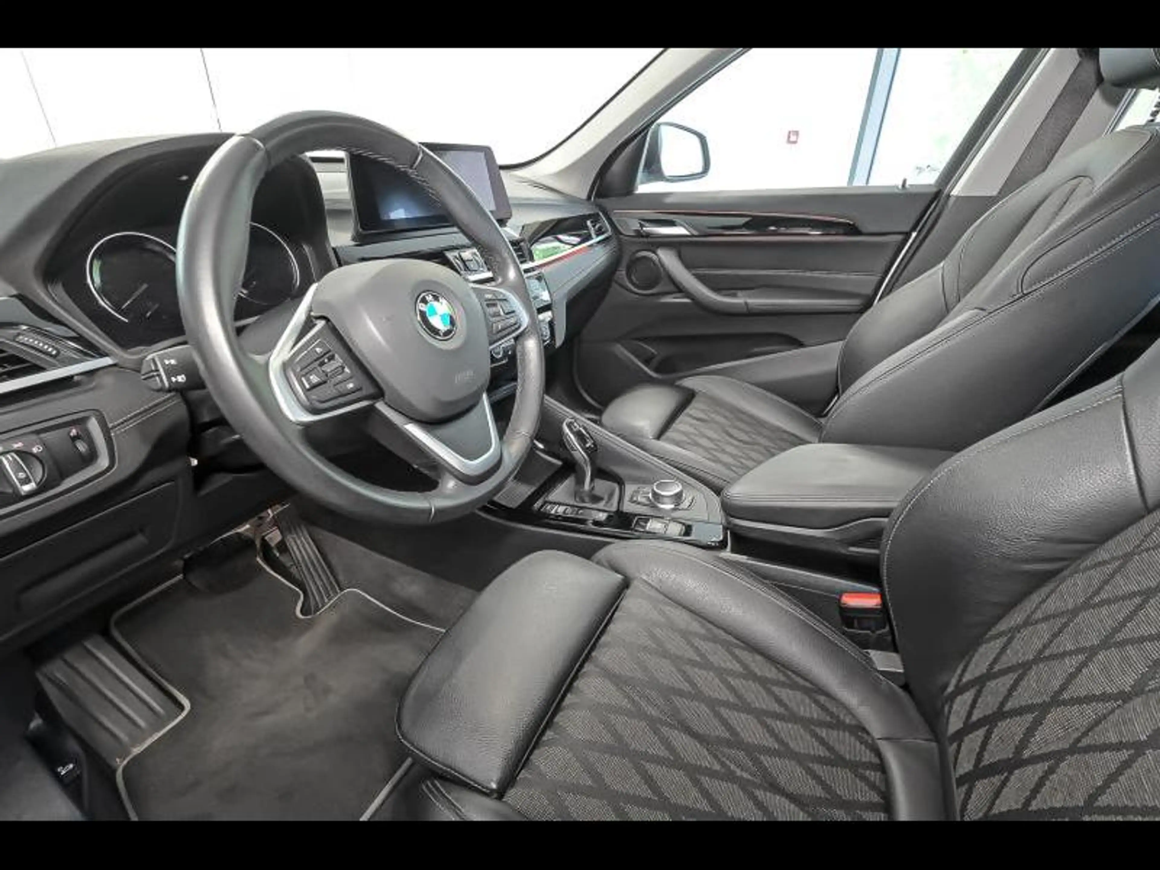 BMW X1 xDrive20i - X Line — photo 6