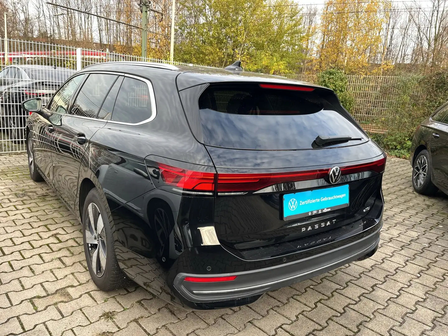 Volkswagen Passat Variant 1.5 eTSI Business Navi AHK 360° Schwarz - 2