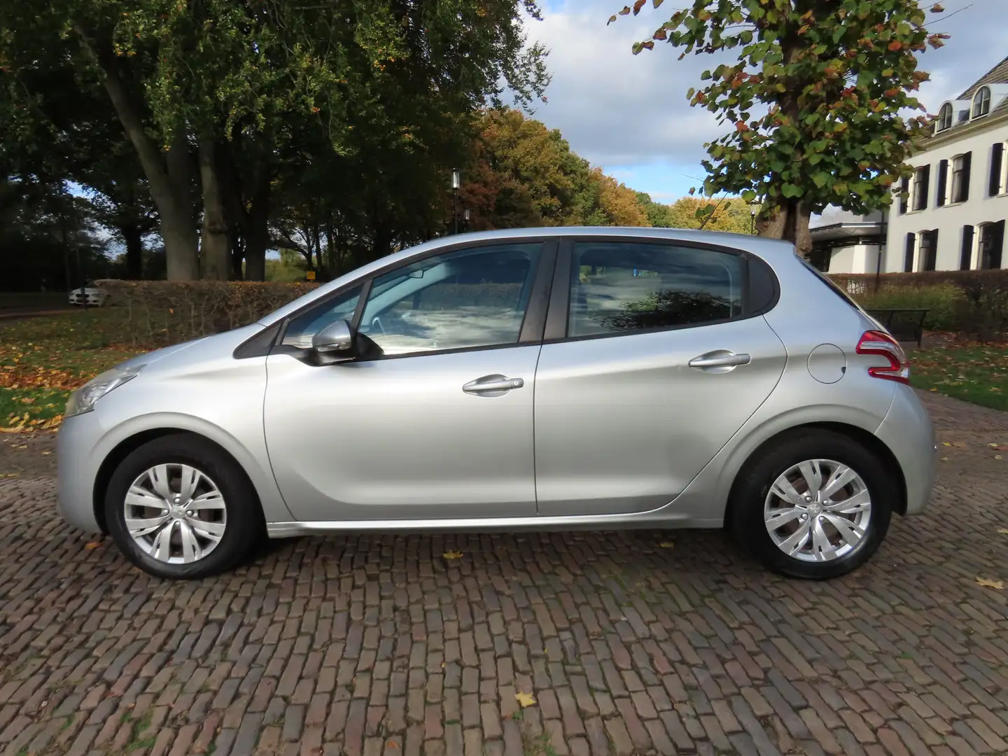 Peugeot 208 1.2 VTi Blue Lease Airco Cruisecontrol Navigatie 5 Grijs - 2