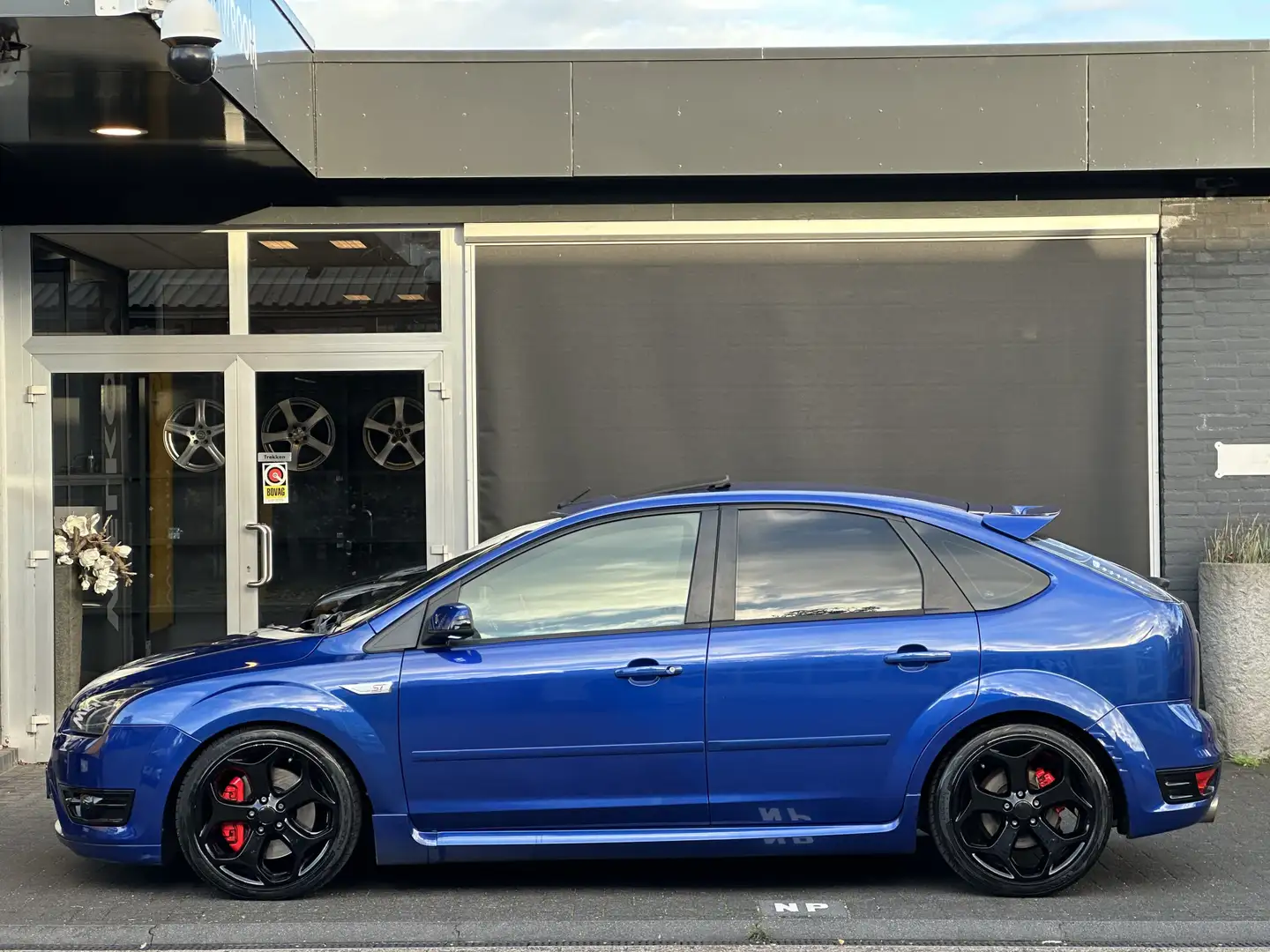 Ford Focus 2.5-20V ST CLIMA / CRUISE / PANO / 5 DEURS / SCHER Blauw - 2