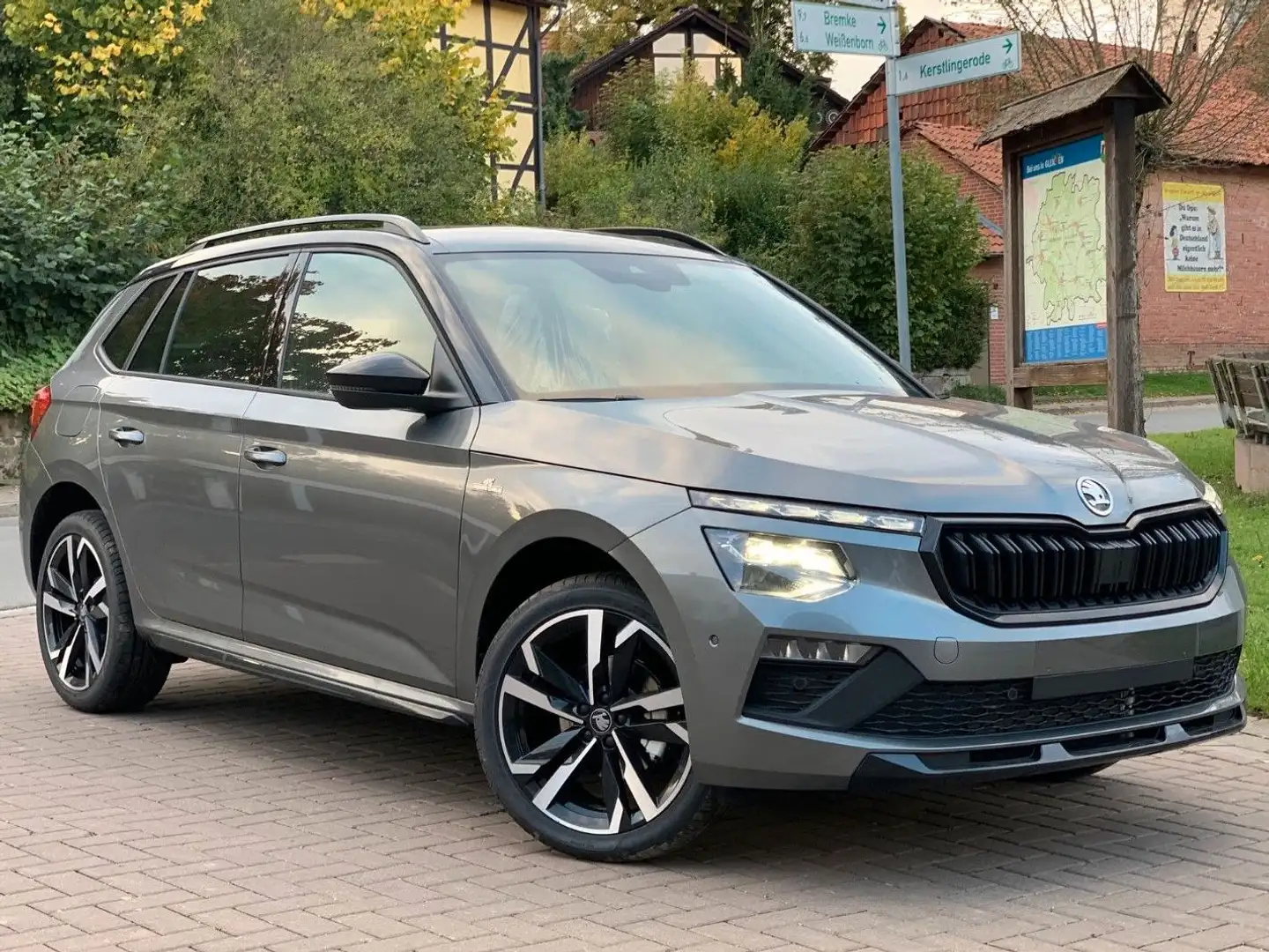 Skoda Kamiq Monte Carlo 1.5 DSG PANO AHK 18" 5 Jahre G Grigio - 1