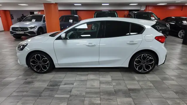 Ford Focus view 3