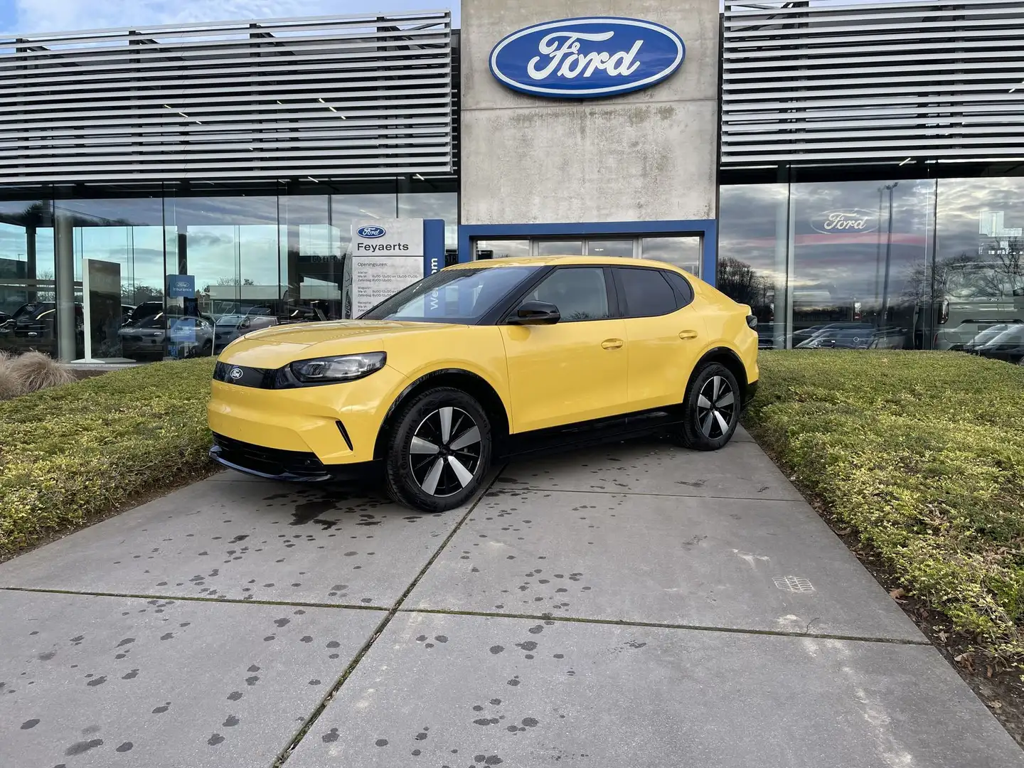 Ford Capri 77 kWh Extended Range RWD Jaune - 1