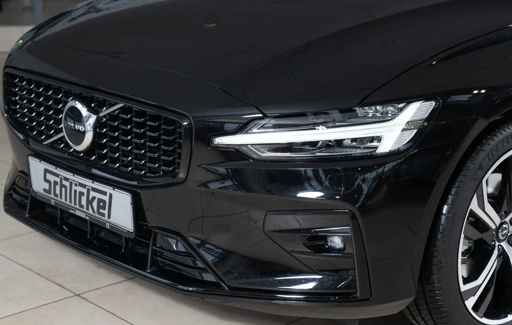 Volvo V60 B4 Diesel Plus Dark Teilleder ACC Navi Met. Schwarz - 2