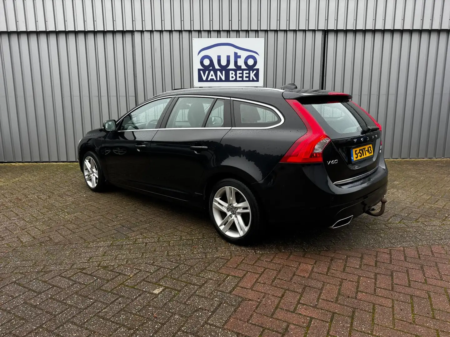 Volvo V60 2.4 D6 AWD Plug-In Hybrid Summum(Export) Zwart - 2