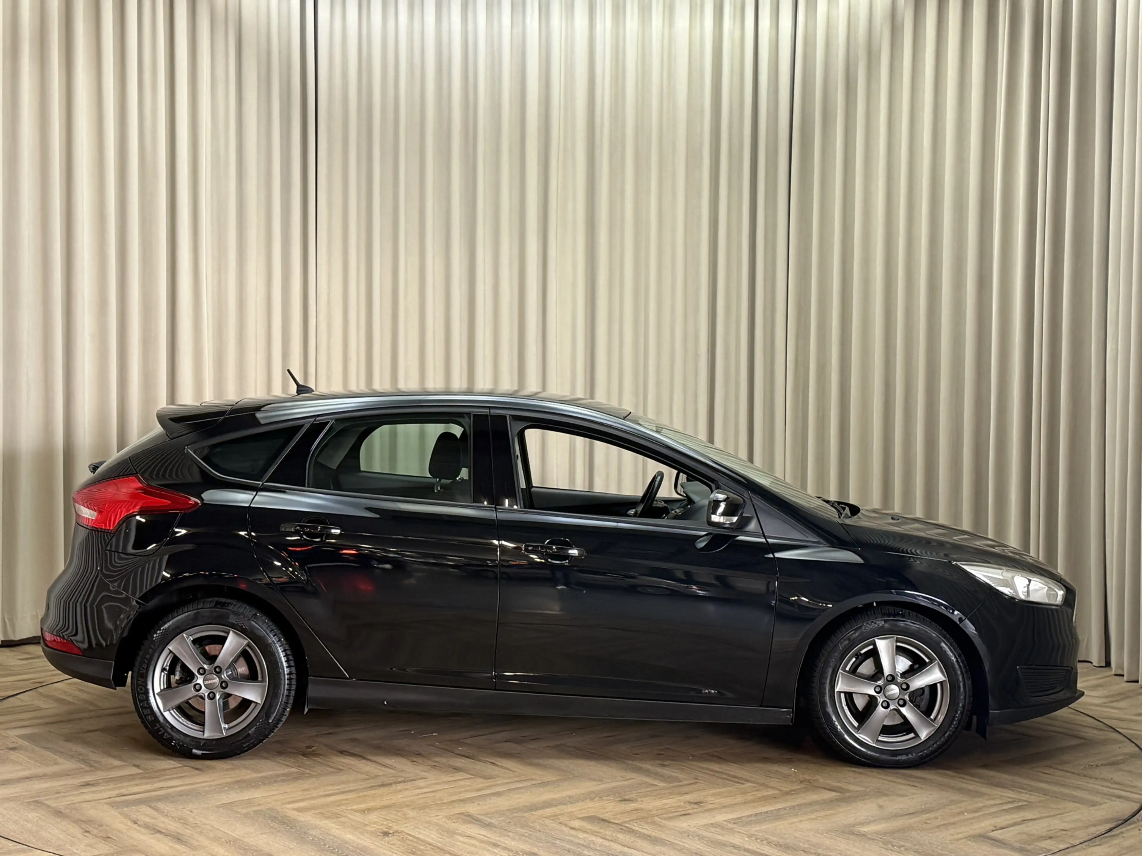 Ford Focus 1.0 Titanium Edition Stoel-/Stuurverwarming / PDC — photo 19