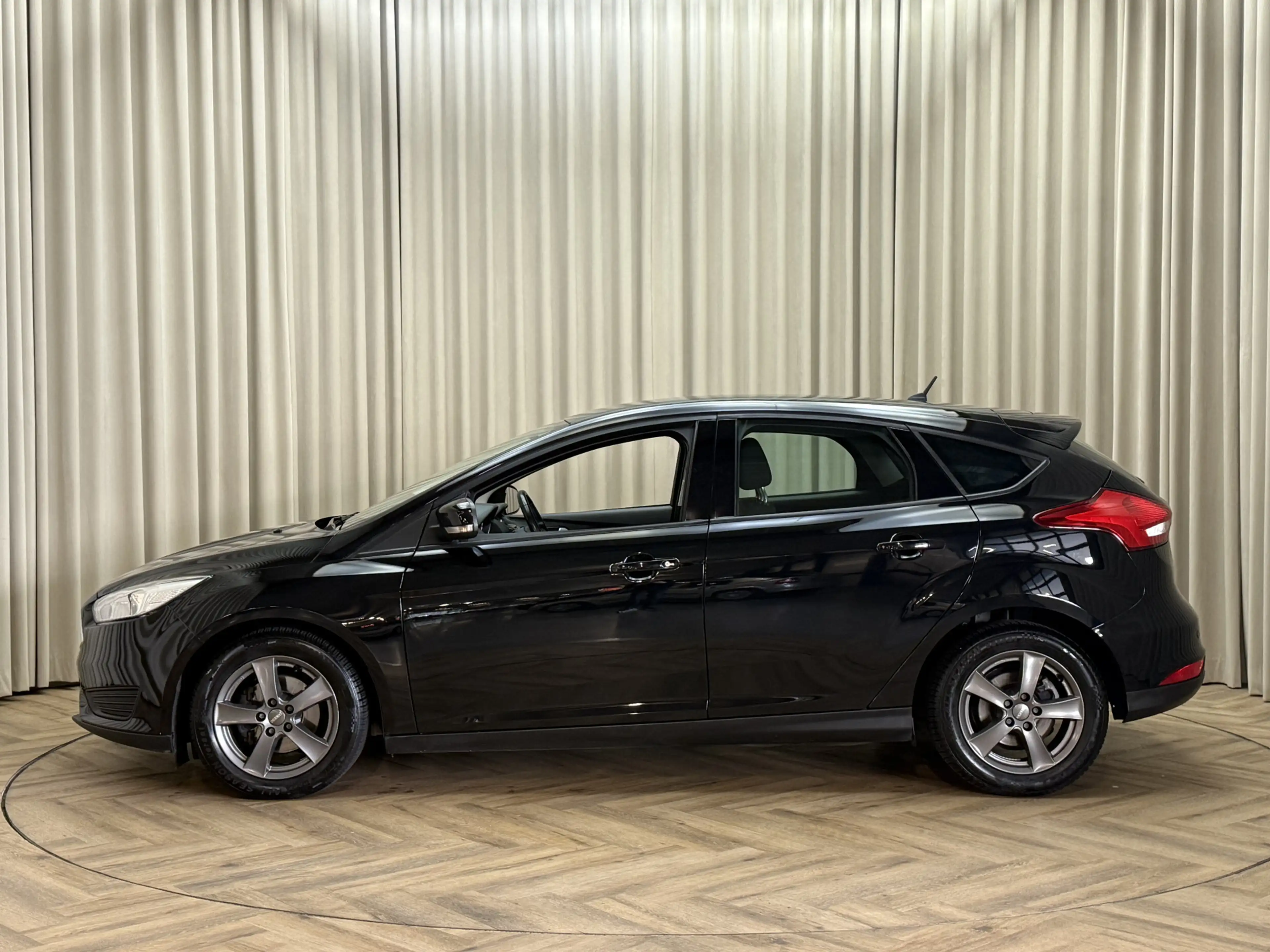 Ford Focus 1.0 Titanium Edition Stoel-/Stuurverwarming / PDC — photo 4