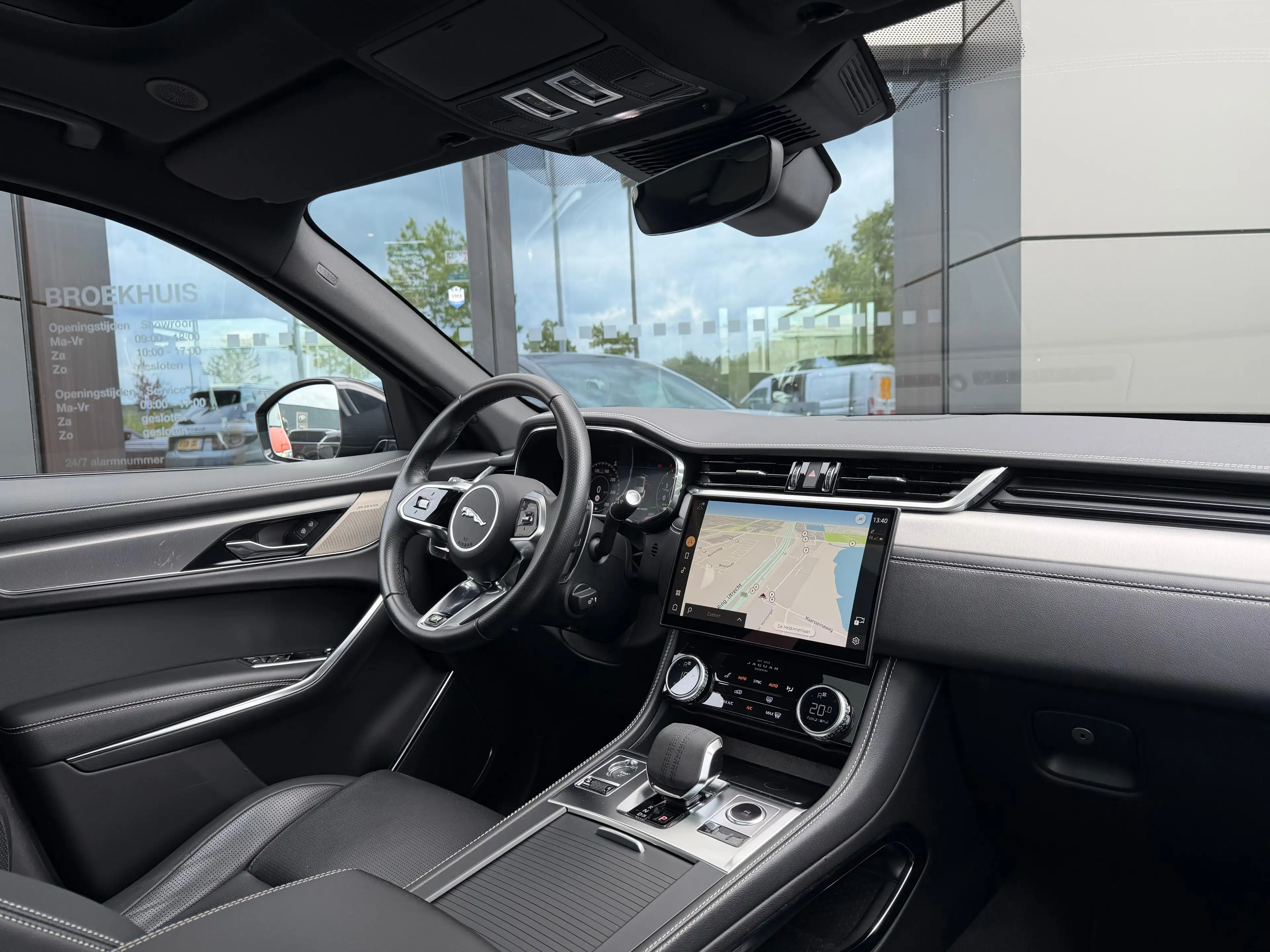 Jaguar F-Pace P400e PHEV R-Dynamic S | Pano | Afneembare trekhaa — photo 11