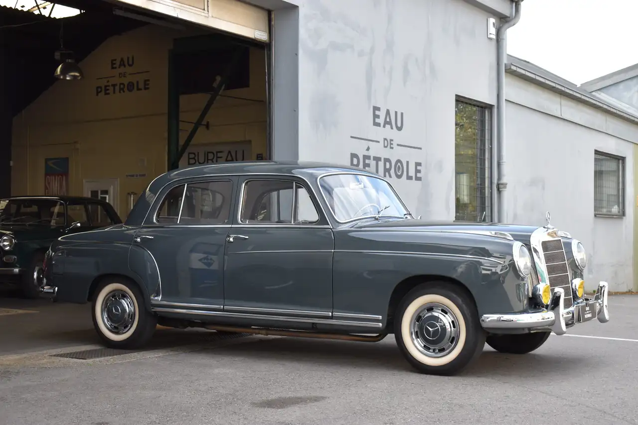 Mercedes-Benz 220