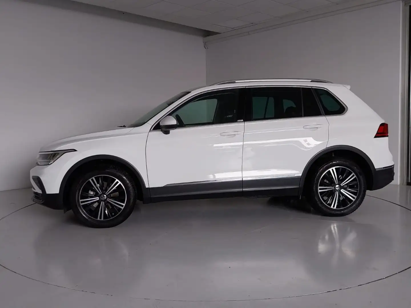Volkswagen Tiguan 2.0 TDI SCR Move Gancio NAVI Weiß - 2