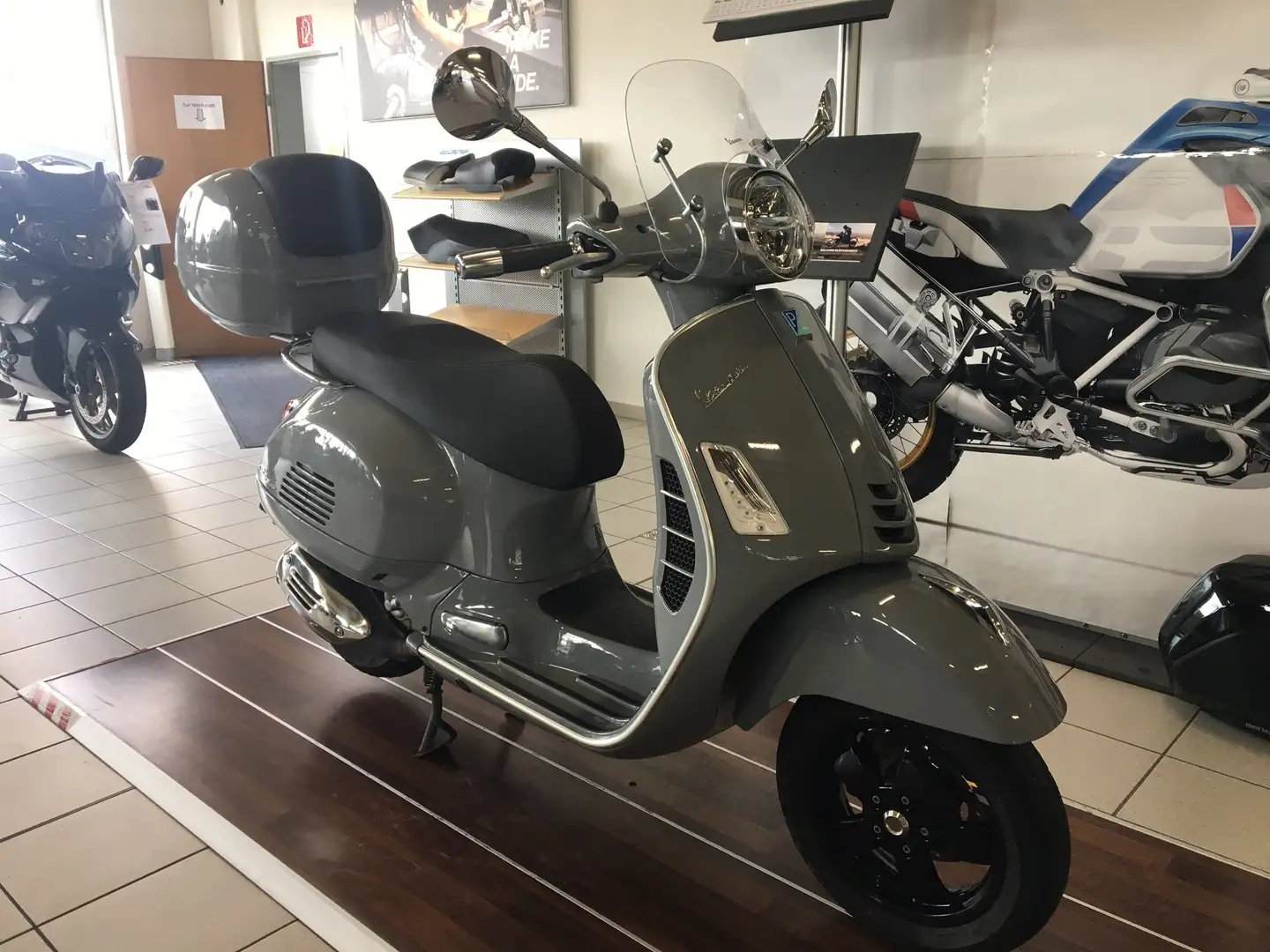 Vespa GTS Super Tech 300 Grau - 2
