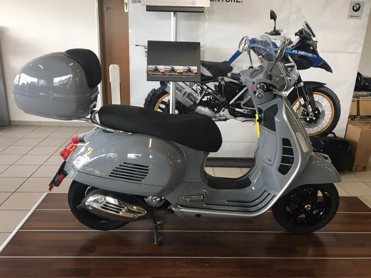Vespa GTS Super Tech 300 Grau - 1