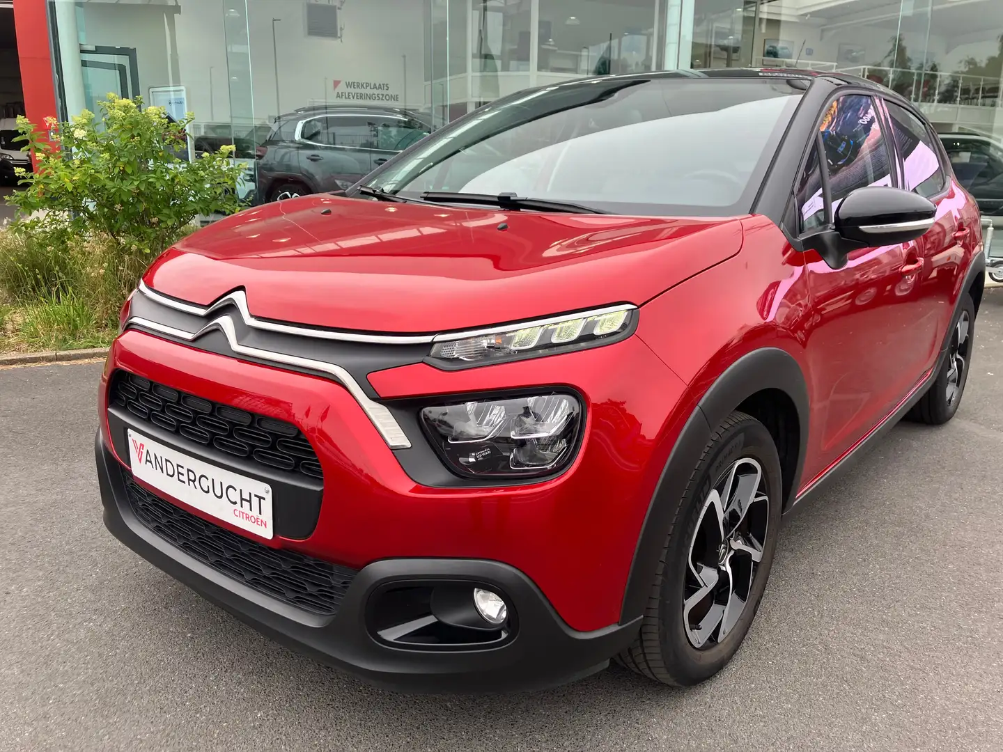 Citroen C3 C3 Pure Tech 110 Shine EAT6 Automaat Rood - 1