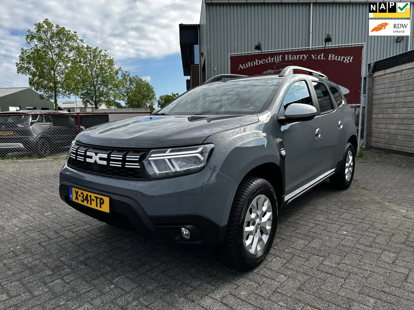 Dacia Duster 1.0 TCe 100 Bi-Fuel Essential Trekhaak | Camera | Grijs - 1