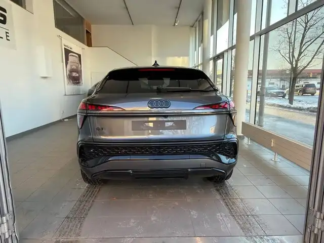 Audi Q3 view 15