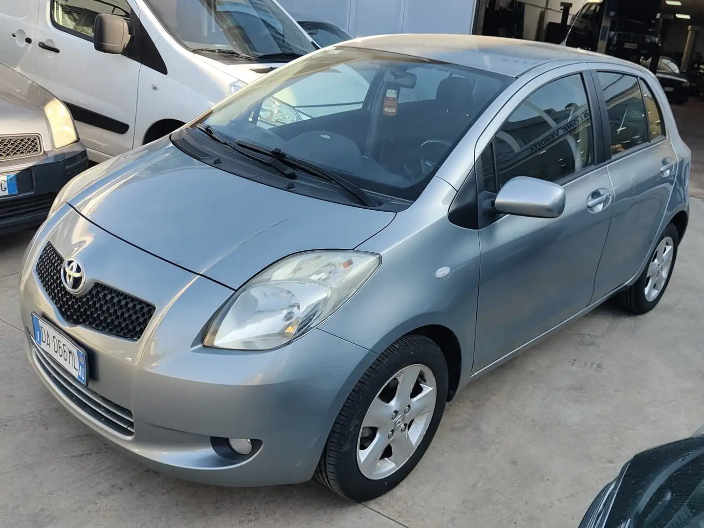 Toyota Yaris Yaris 5p 1.0 Sol Gris - 1