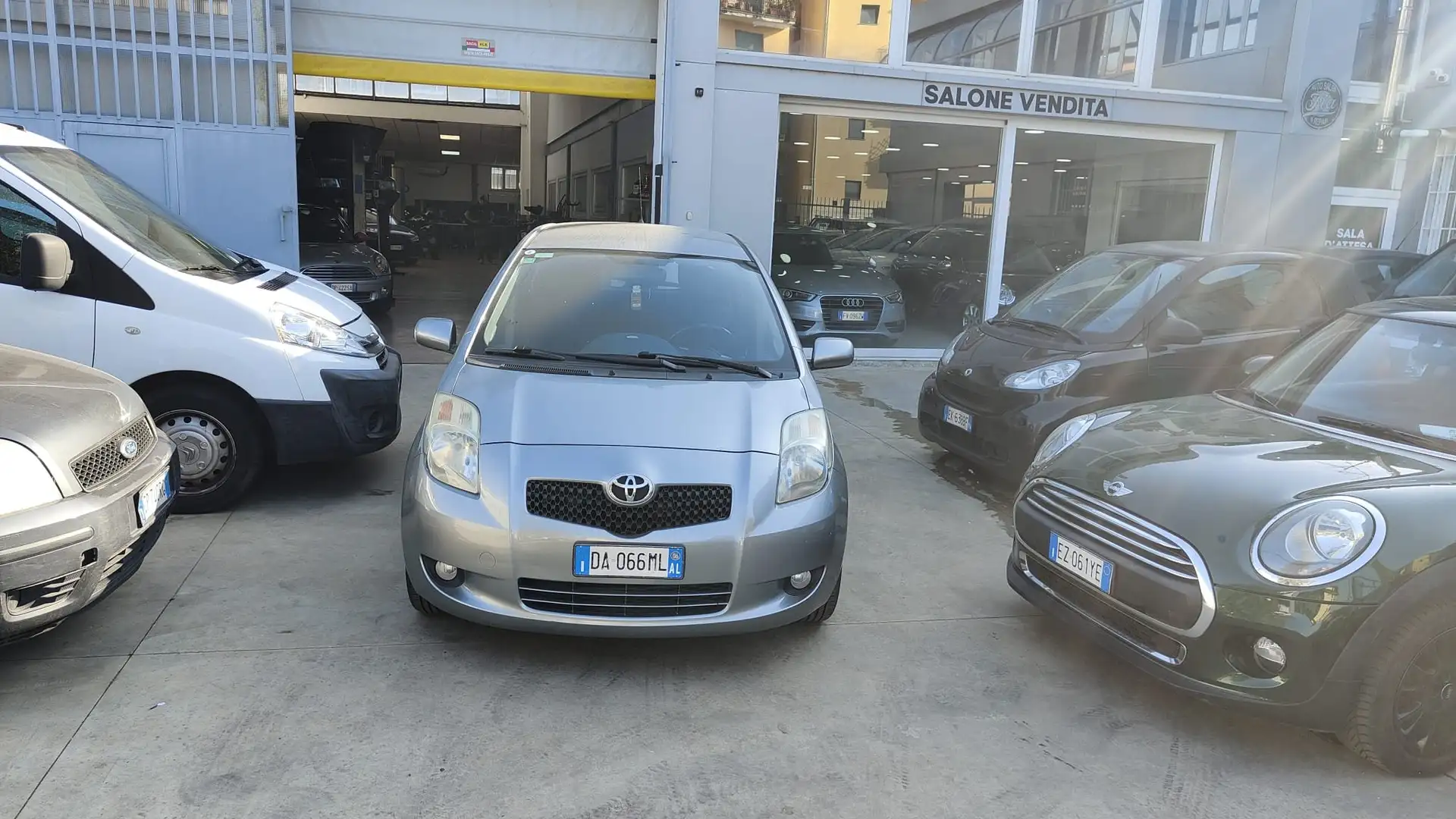 Toyota Yaris Yaris 5p 1.0 Sol Gris - 2