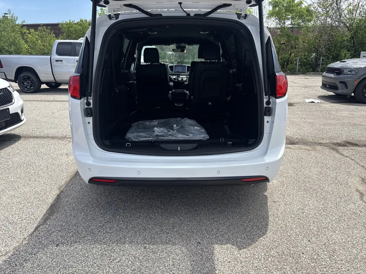 Chrysler Grand Caravan снимка Chrysler Grand Caravan