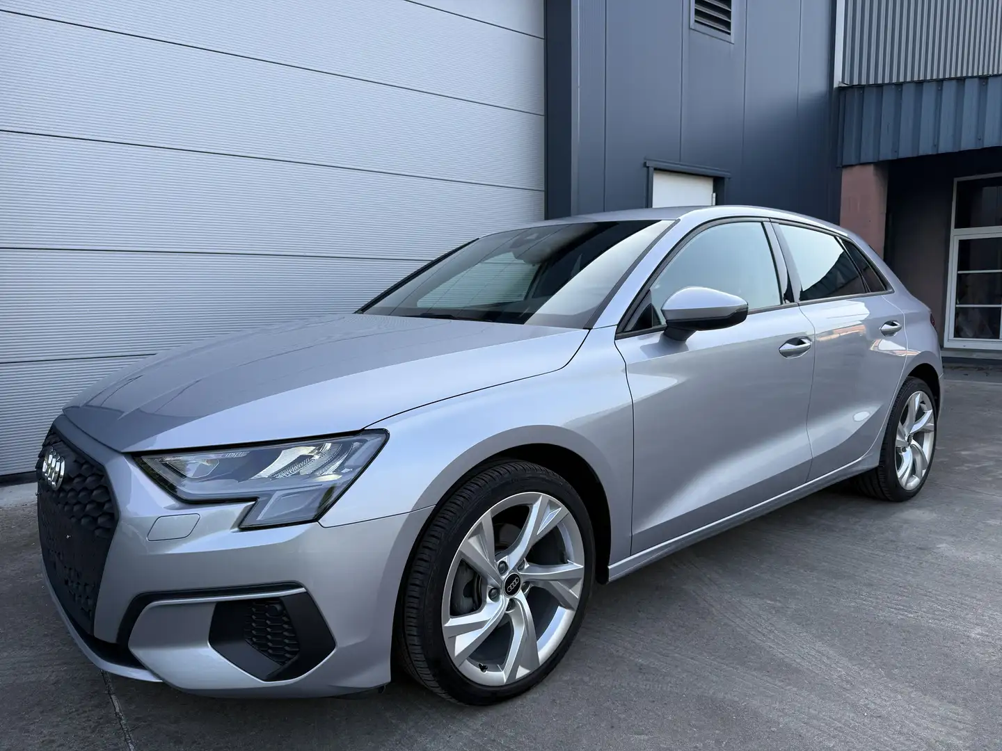 Audi A3 Sportback 30 TFSI Attraction S tronic Grau - 2
