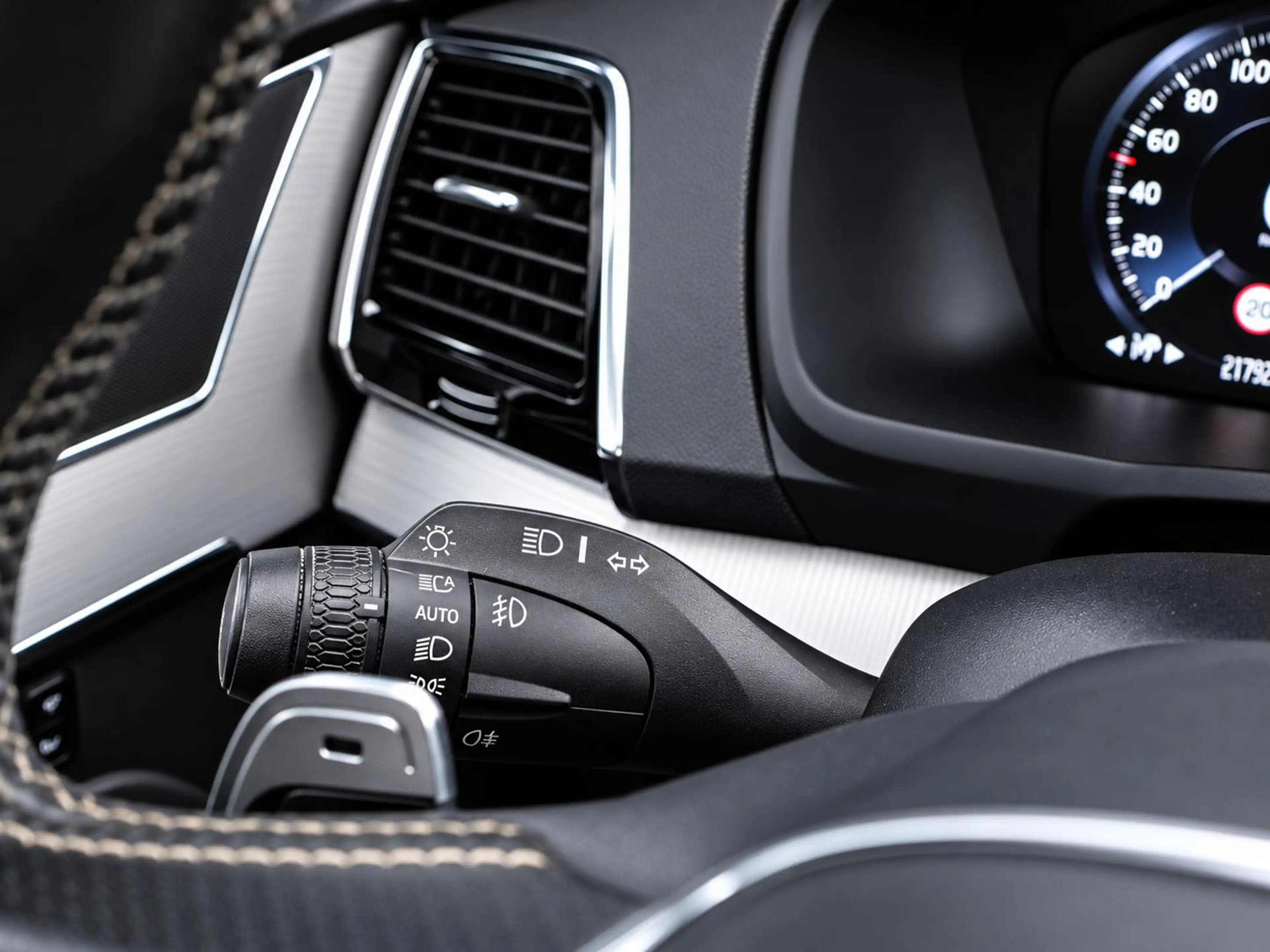 Volvo XC90 2.0 T8 Twin Engine AWD R-Design | Dealer OH | Clim — photo 20