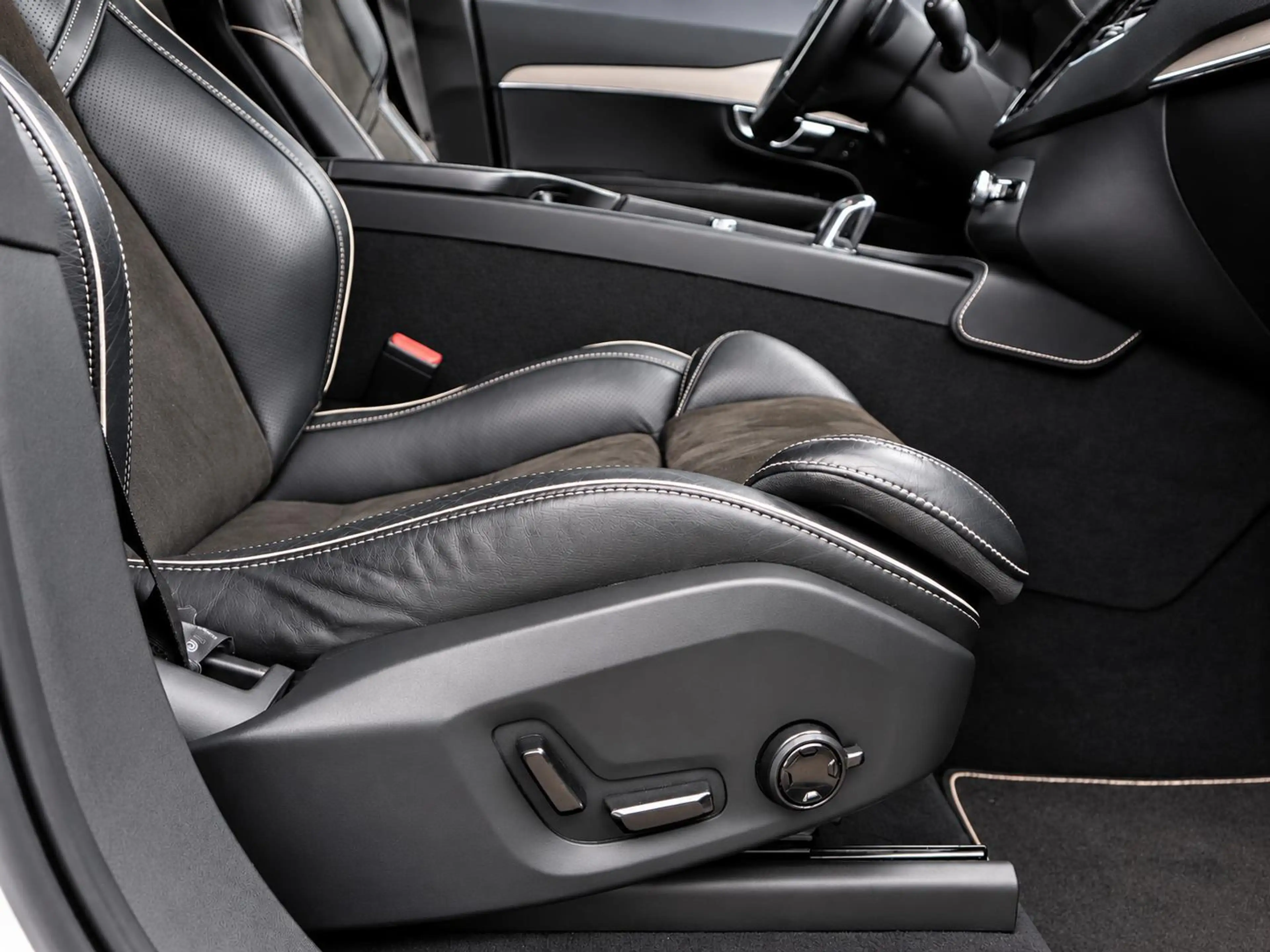 Volvo XC90 2.0 T8 Twin Engine AWD R-Design | Dealer OH | Clim — photo 32