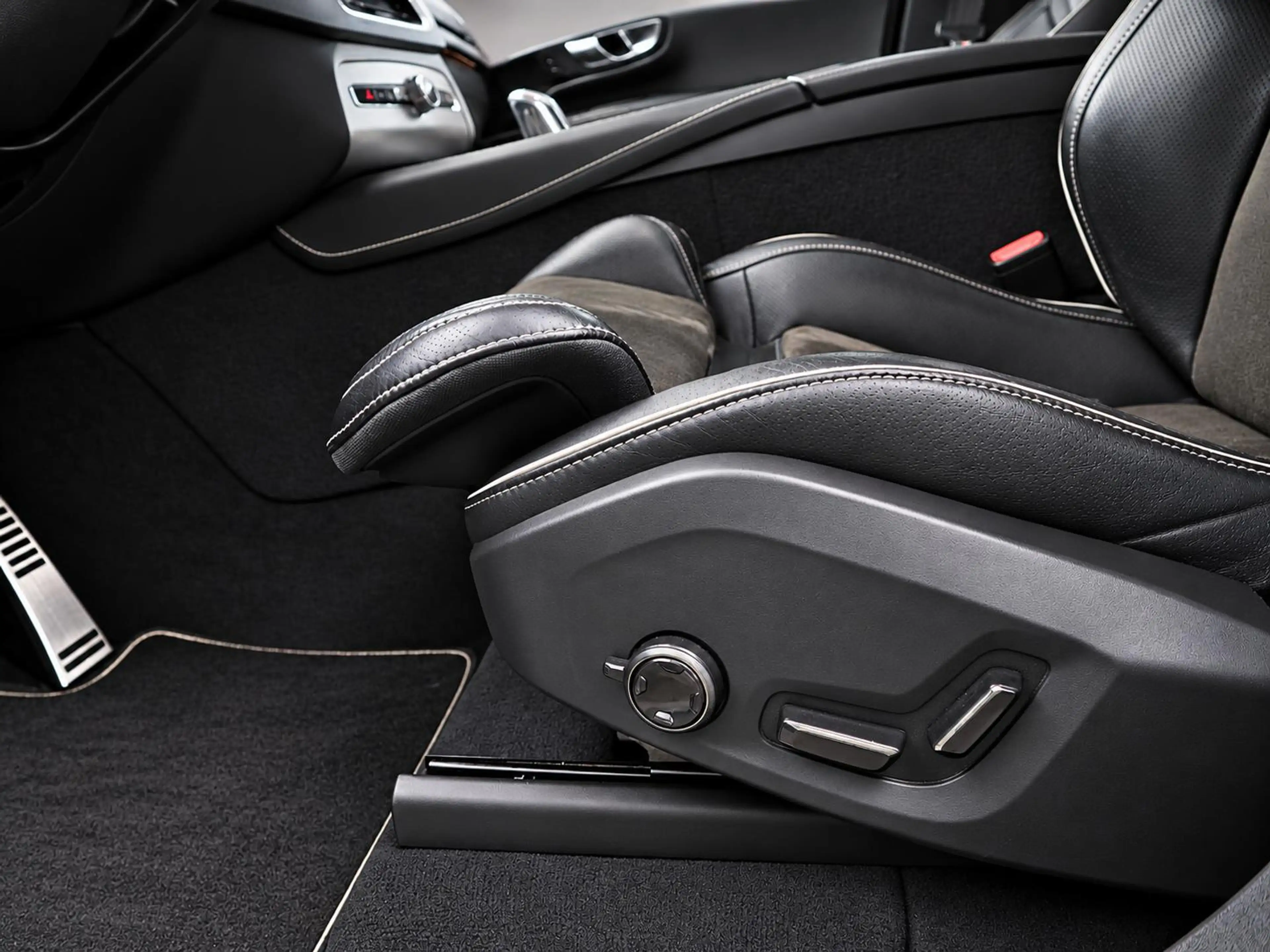 Volvo XC90 2.0 T8 Twin Engine AWD R-Design | Dealer OH | Clim — photo 31