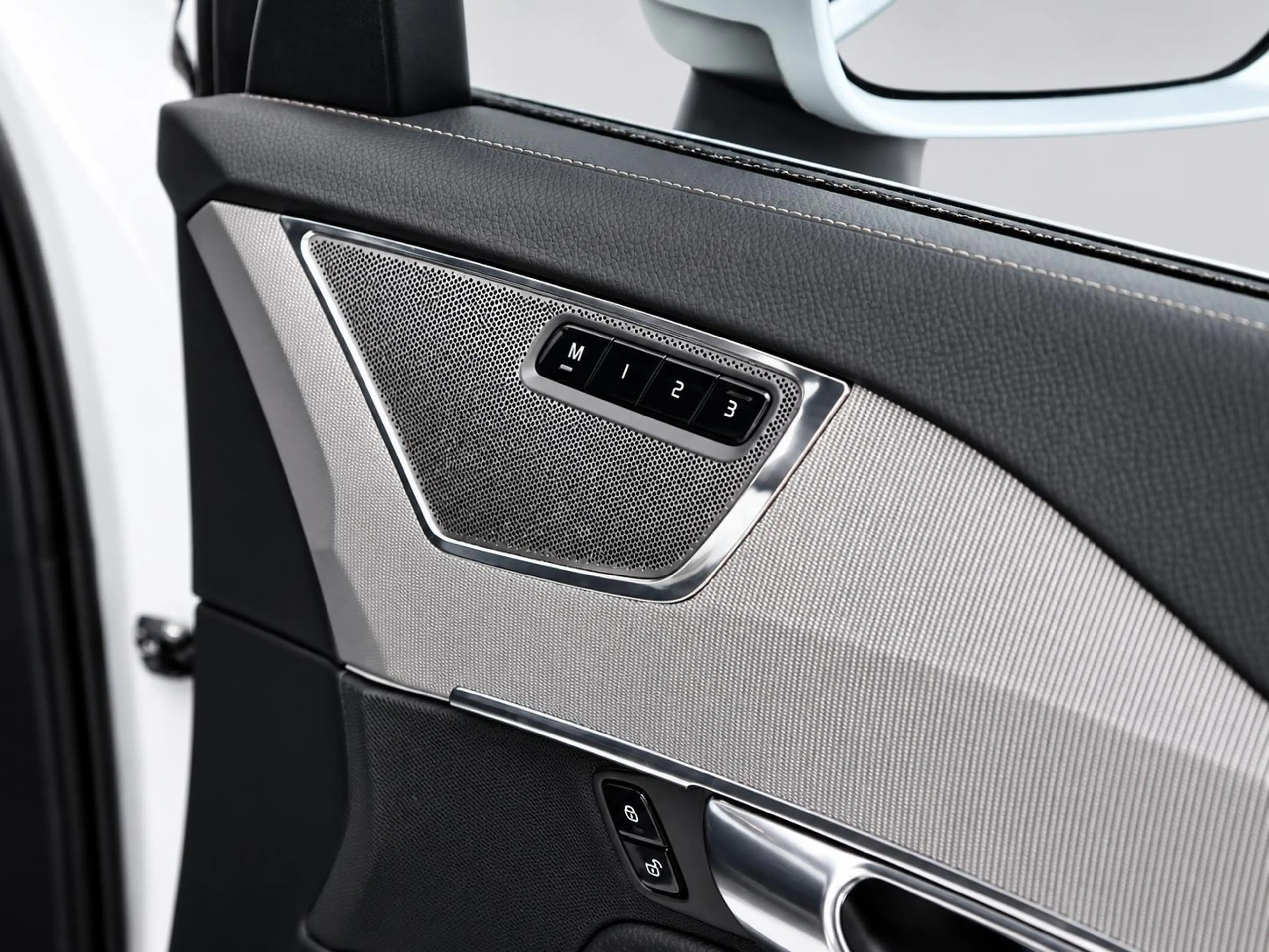 Volvo XC90 2.0 T8 Twin Engine AWD R-Design | Dealer OH | Clim — photo 33