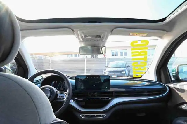 Fiat 500e view 7