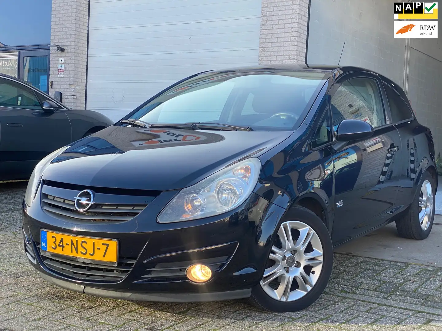 Opel Corsa 1.2-16V Color Edition/OPC uitvoering/ nap/ 2e EIG/ Zwart - 1