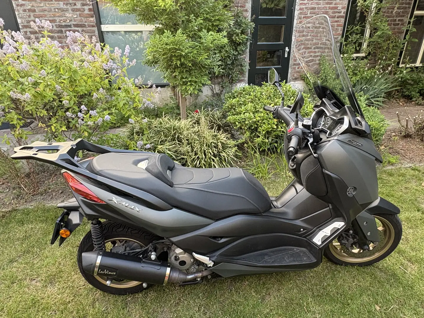 Yamaha X-Max 300 Tech Max | Leo Vince | top case Gris - 1