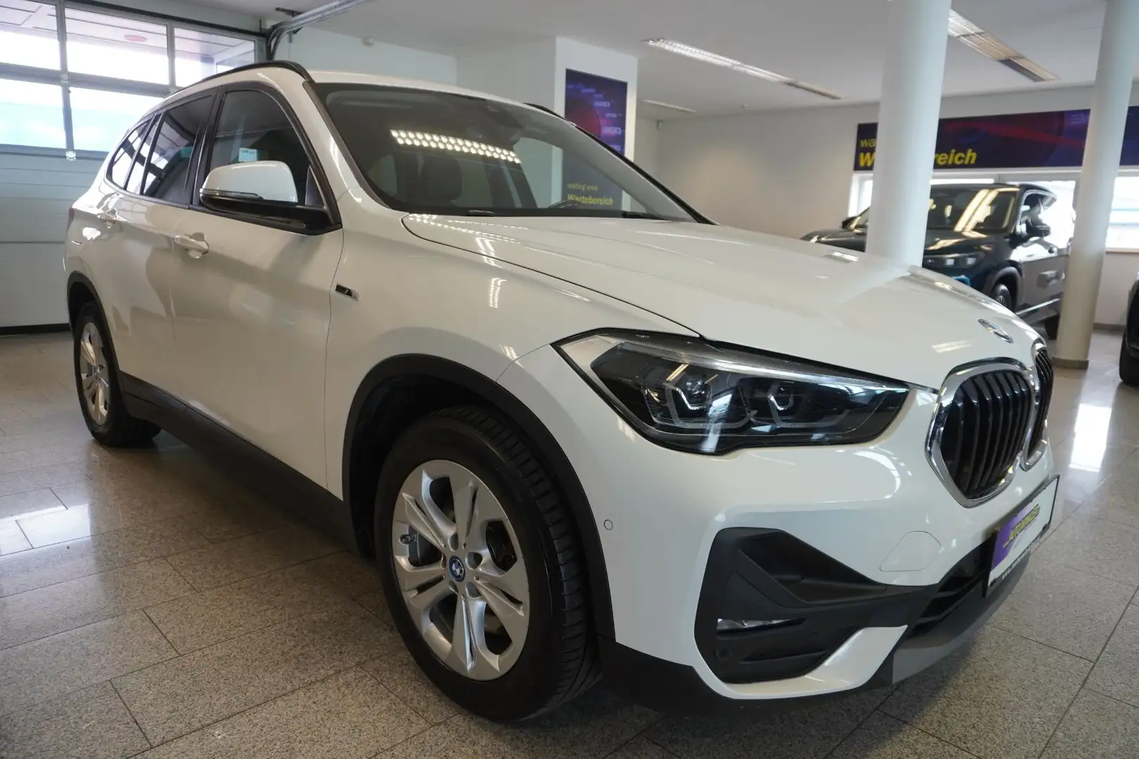 BMW X1 xDrive25e PHEV Aut. LED/Navi Weiß - 2