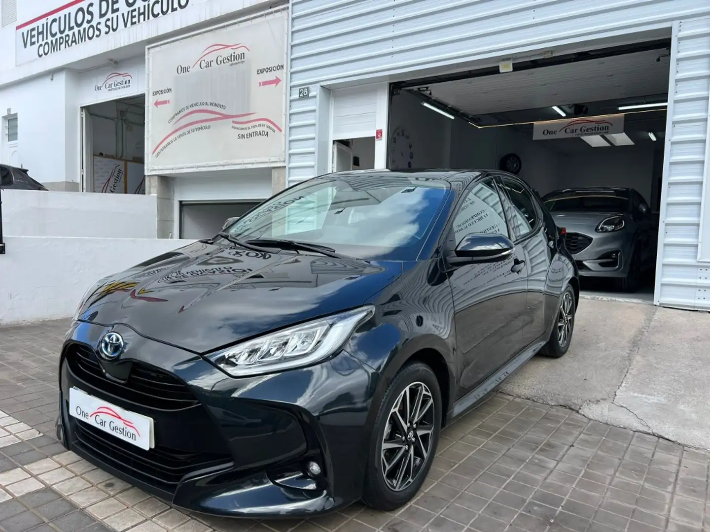 Toyota Yaris 120H 1.5 Style Plus Negro - 1