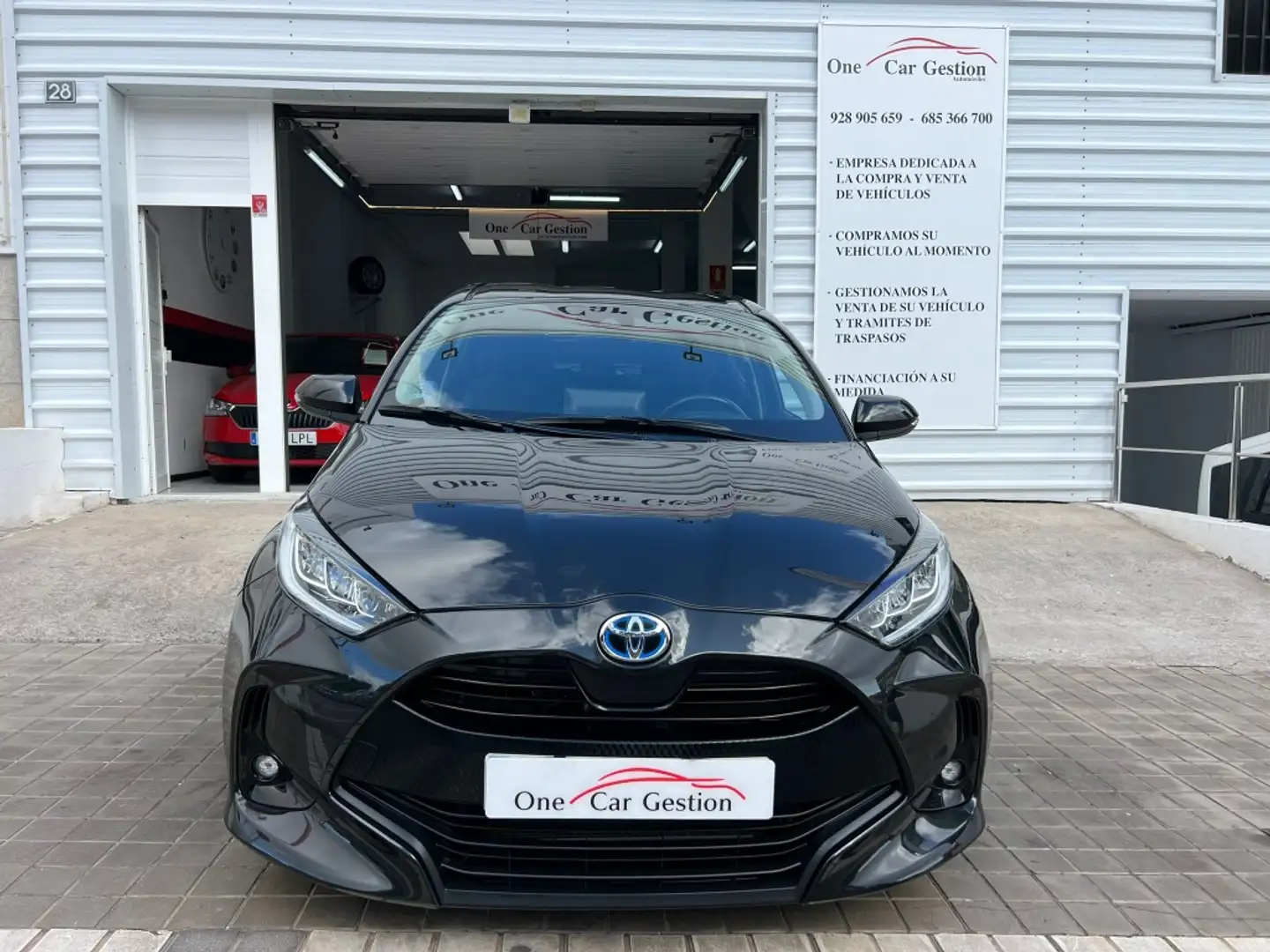 Toyota Yaris 120H 1.5 Style Plus Negro - 2
